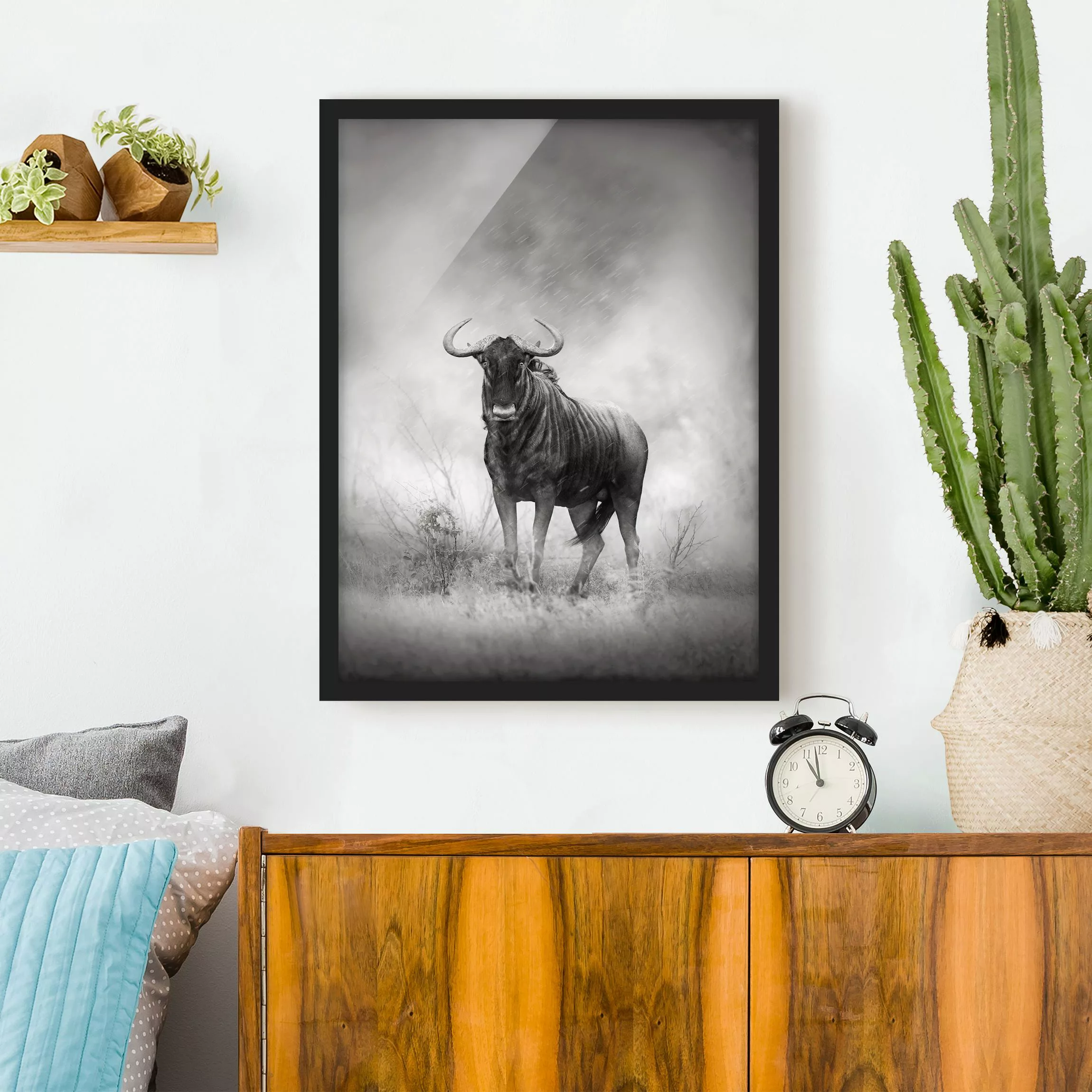 Bild mit Rahmen Tiere - Hochformat Staring Wildebeest günstig online kaufen