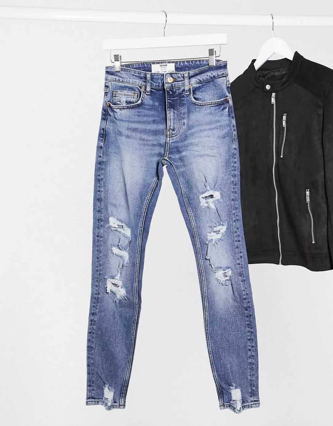 Bershka – Superenge Jeans mit Zierrissen in Blau günstig online kaufen