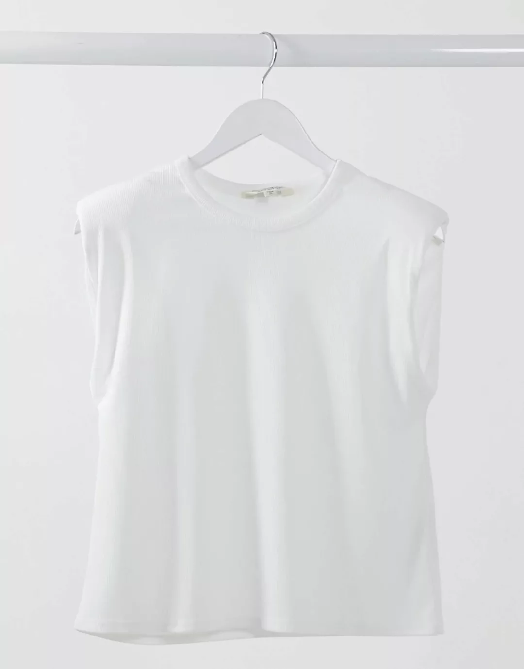 Miss Selfridge – Geripptes T-Shirt mit Schulterpolster in Weiß günstig online kaufen