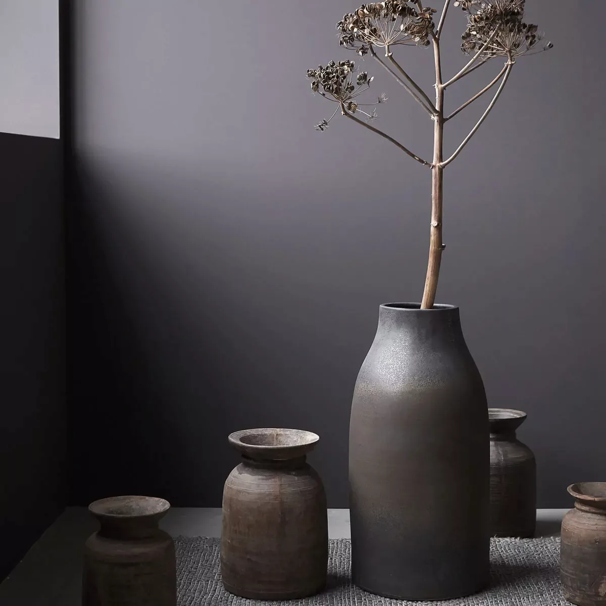 Vase Wymm aus Steingut in Schwarz und Braun günstig online kaufen