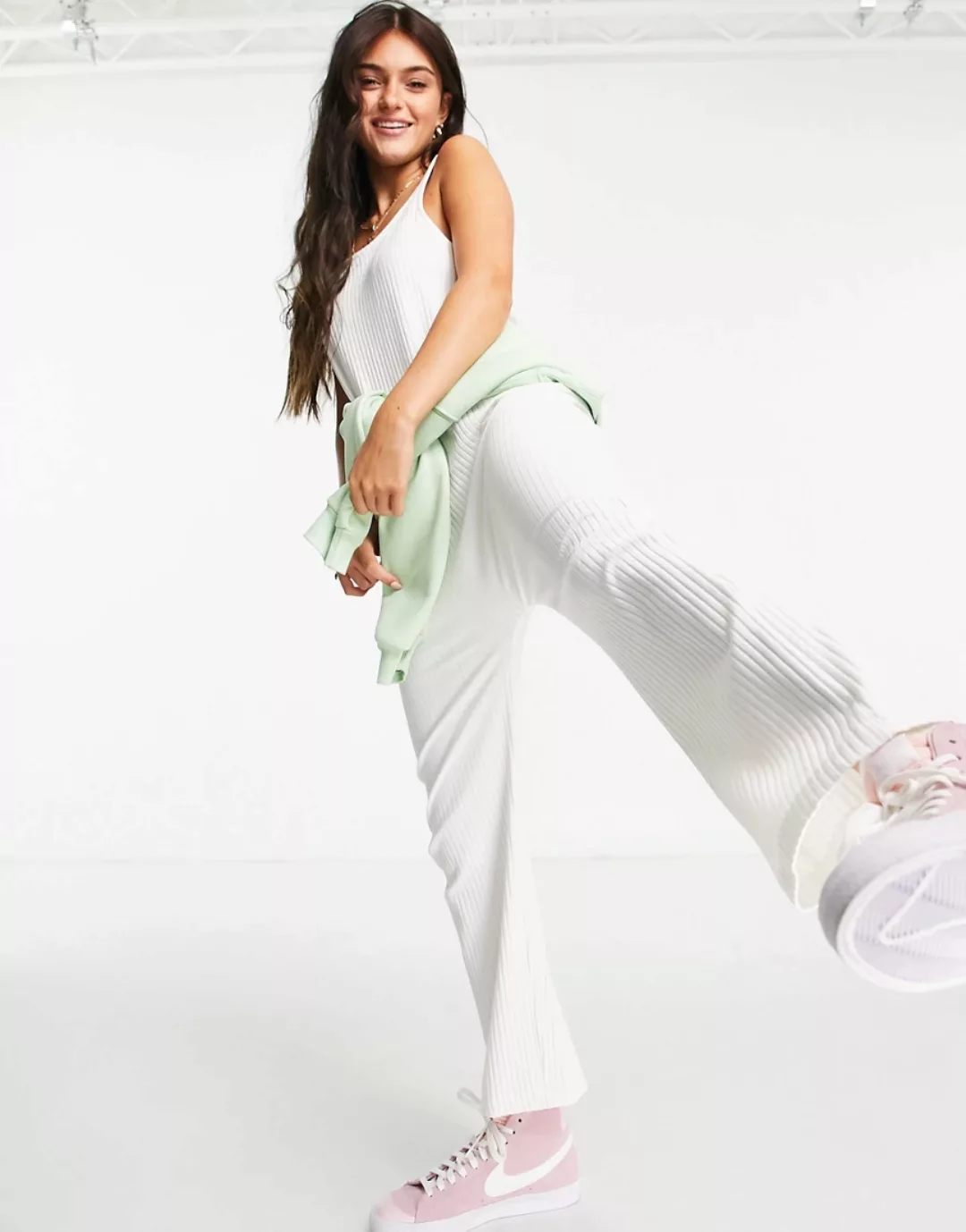 Monki – Sara – Camisole-Jumpsuit in gebrochenem Weiß aus geripptem Jersey a günstig online kaufen