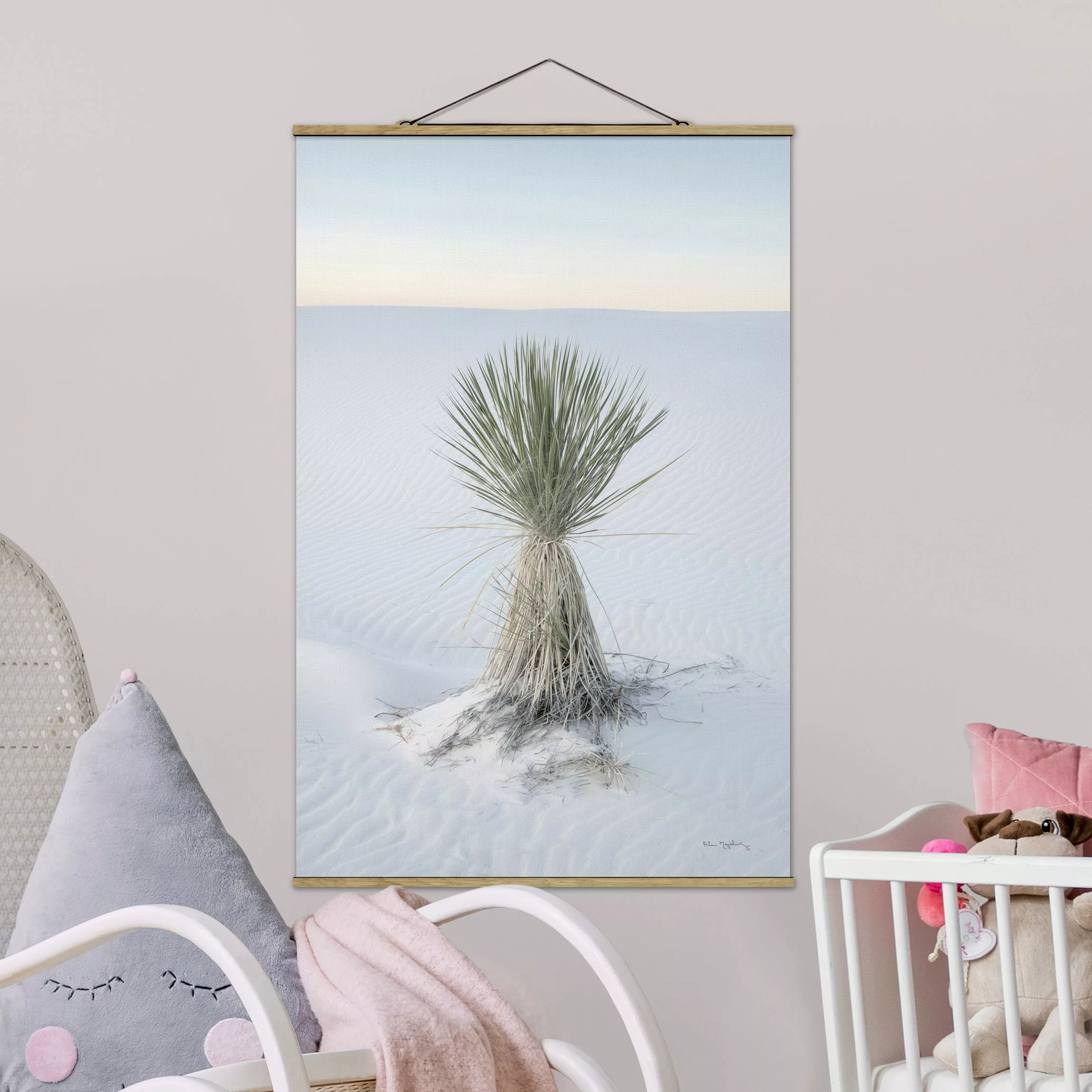 Stoffbild mit Posterleisten Yucca Palme in weißem Sand günstig online kaufen