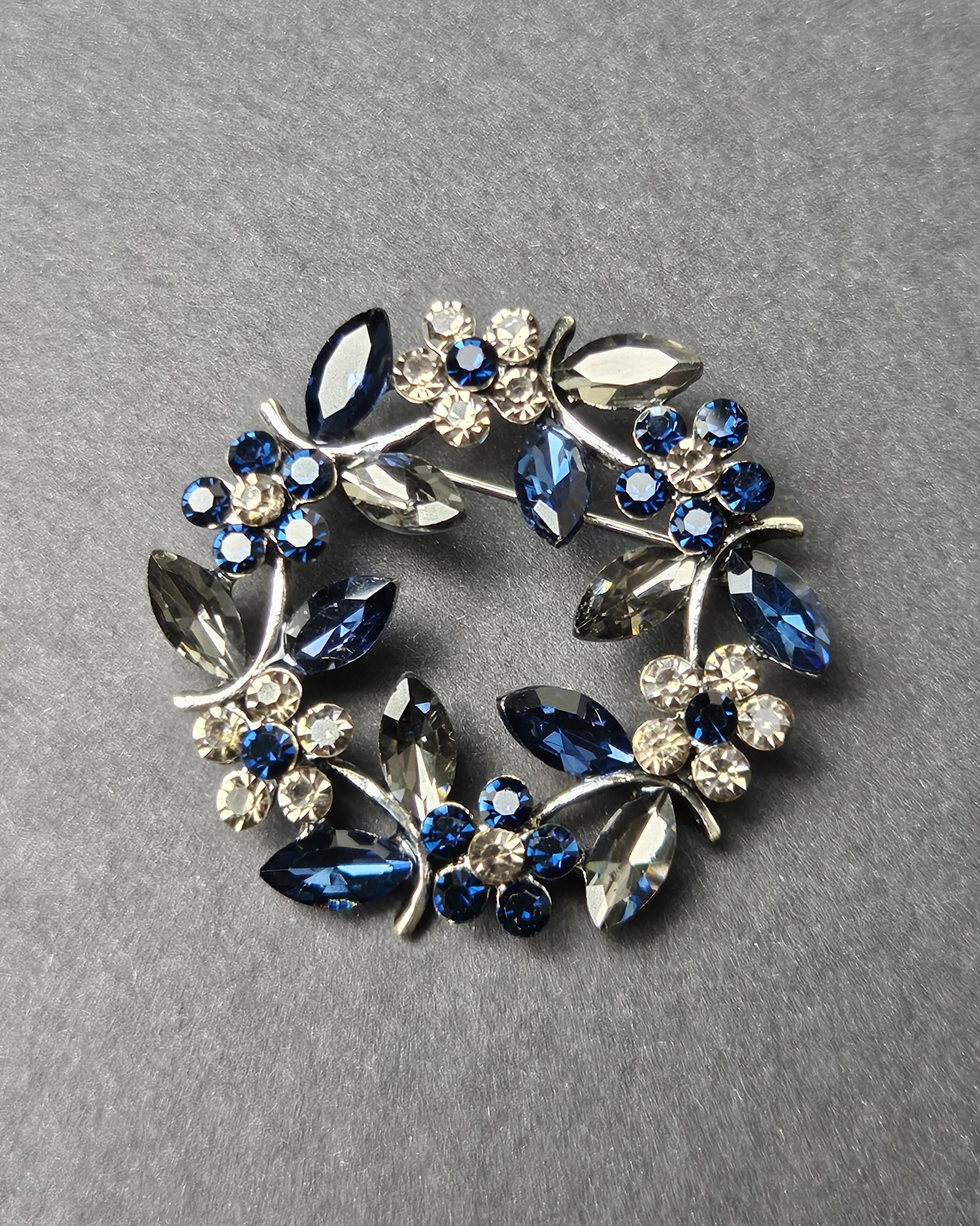 MayTree Brosche "Blumenkranz", mit Strass-Steinen, dunkelblau günstig online kaufen