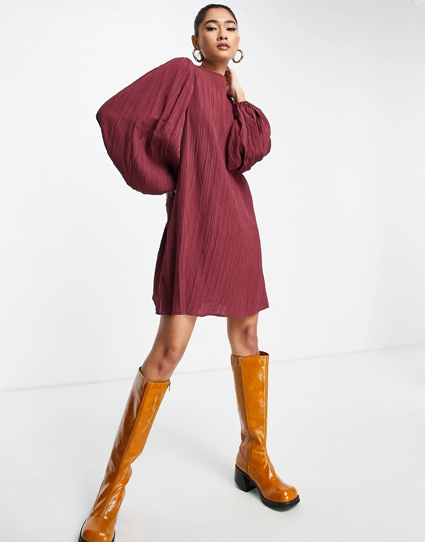 Lola May – Strukturiertes Mini-Hängerkleid in Burgunderrot mit Puffärmeln günstig online kaufen