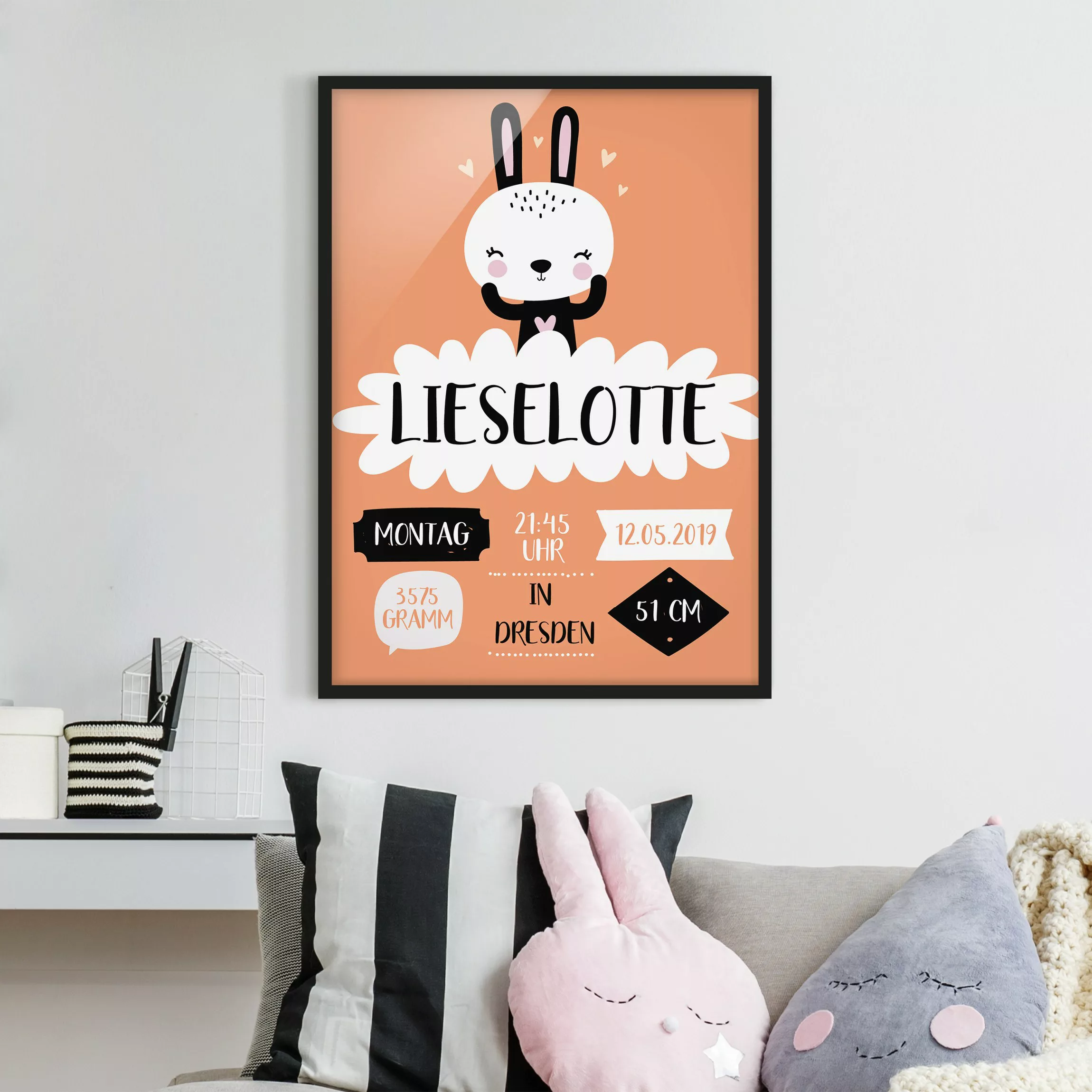 Bild mit Rahmen Kinderzimmer - Hochformat Das glückliche Häschen Wunschtext günstig online kaufen