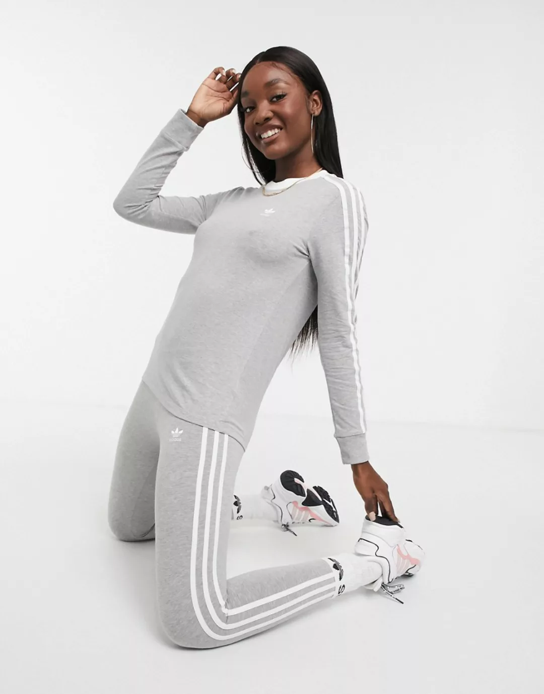 adidas Originals – adicolor – Graues, langärmliges Shirt mit drei Streifen günstig online kaufen