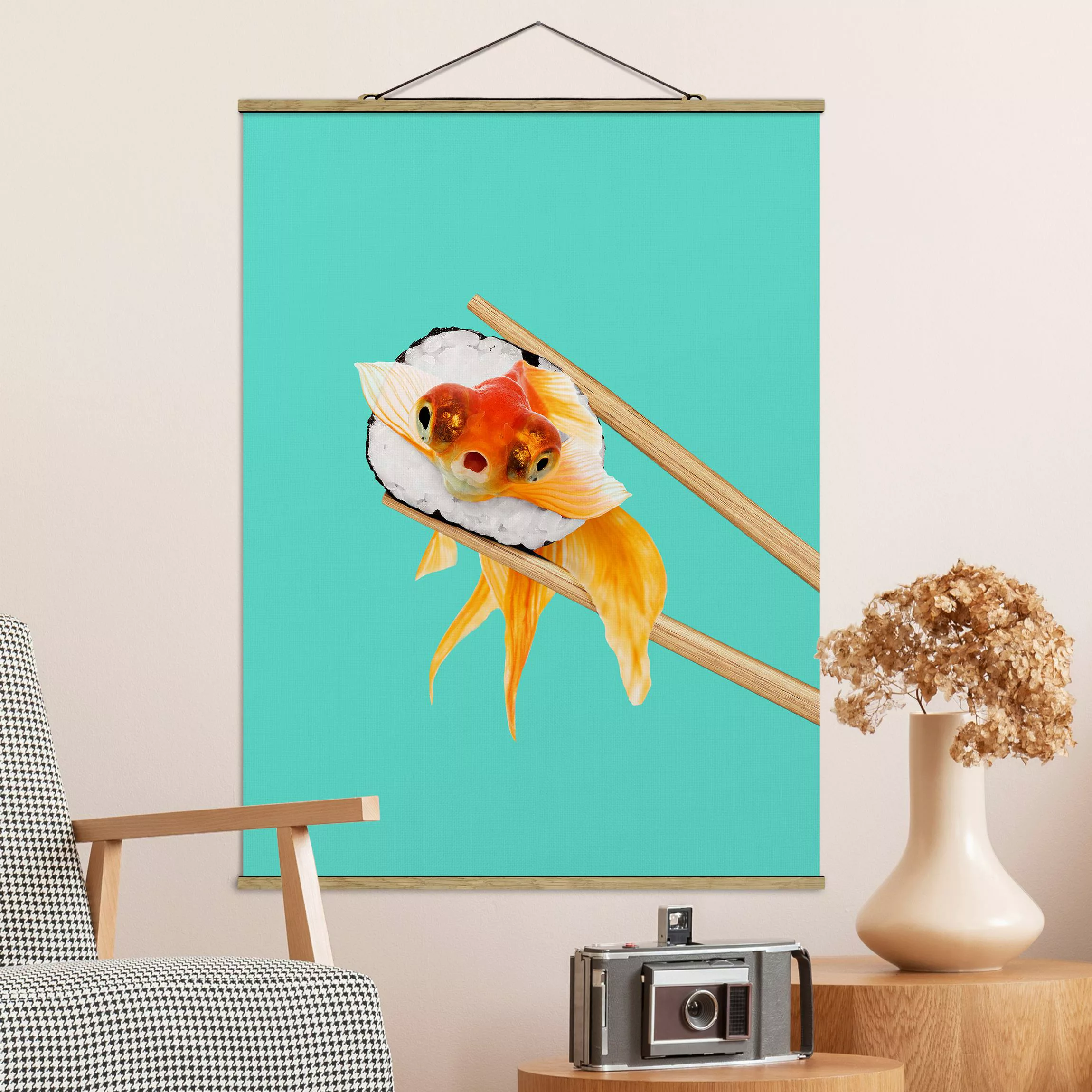 Stoffbild Tiere mit Posterleisten - Hochformat Sushi mit Goldfisch günstig online kaufen