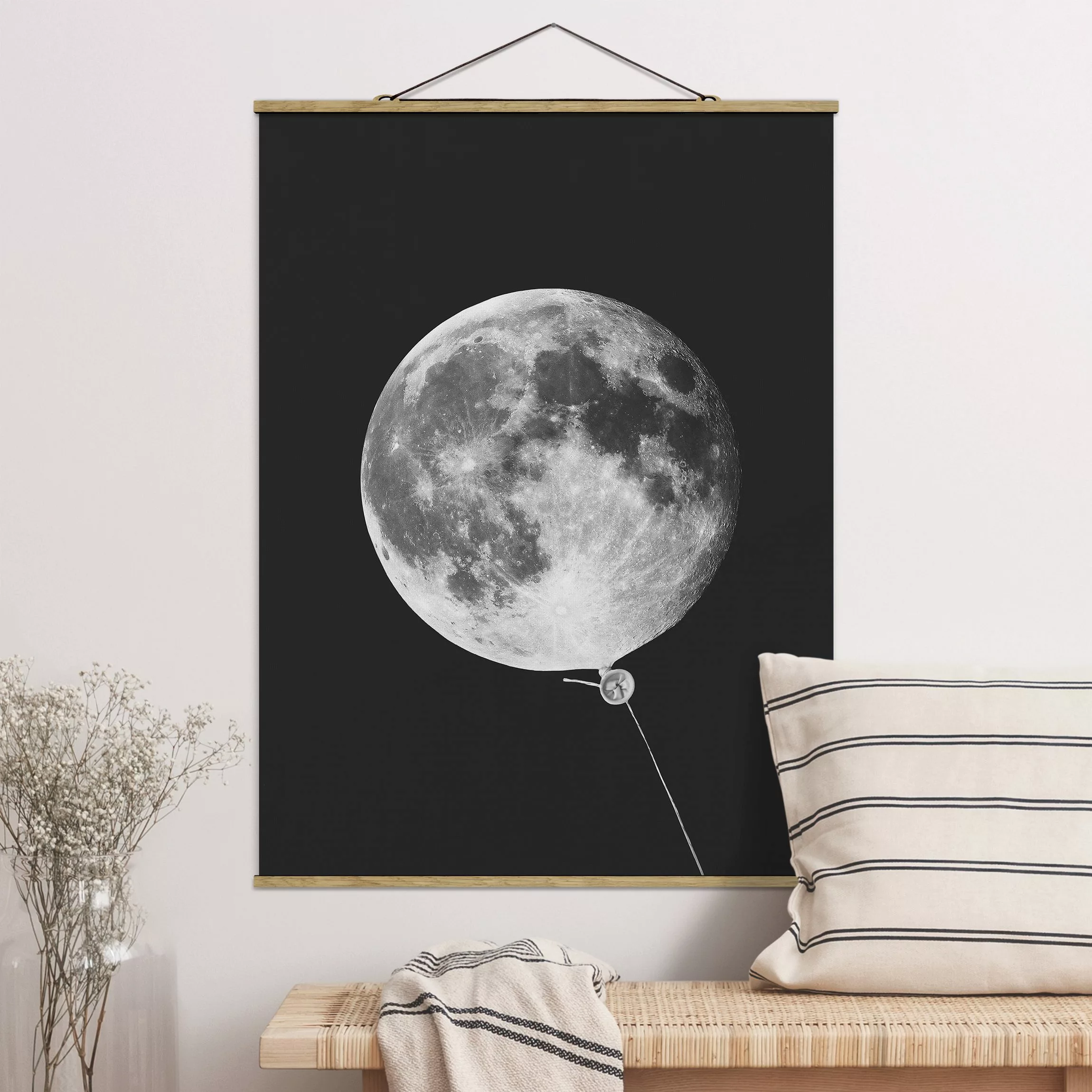 Stoffbild Kinderzimmer mit Posterleisten - Hochformat Luftballon mit Mond günstig online kaufen
