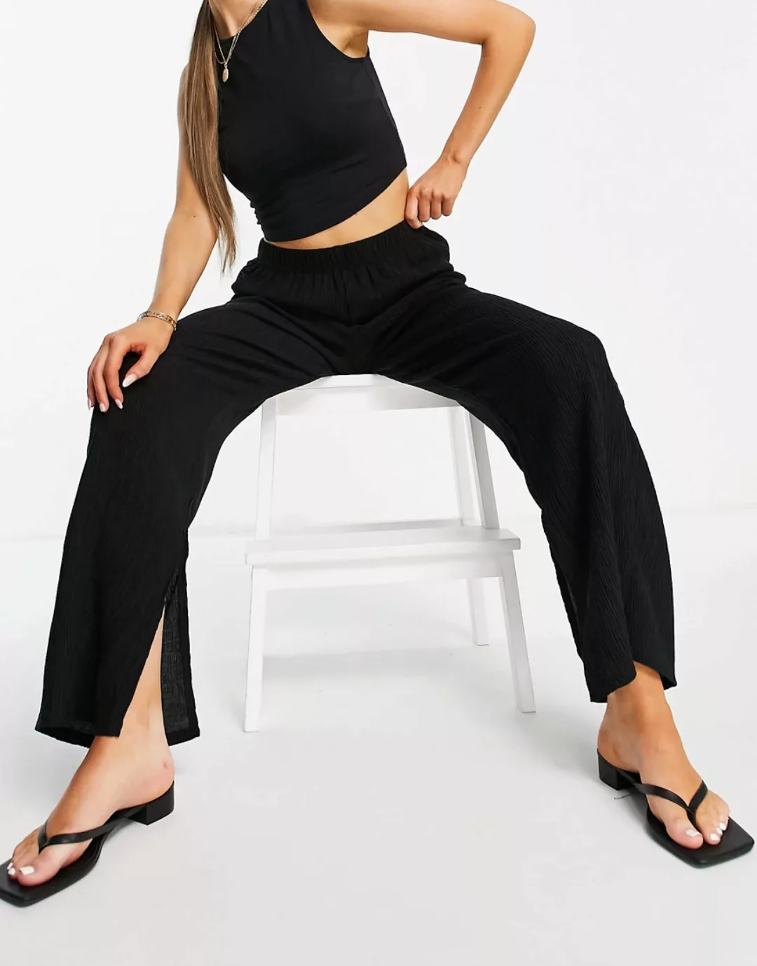 Mango – Plissierte Hose in Schwarz mit weitem Bein und Schlitz am Saum günstig online kaufen