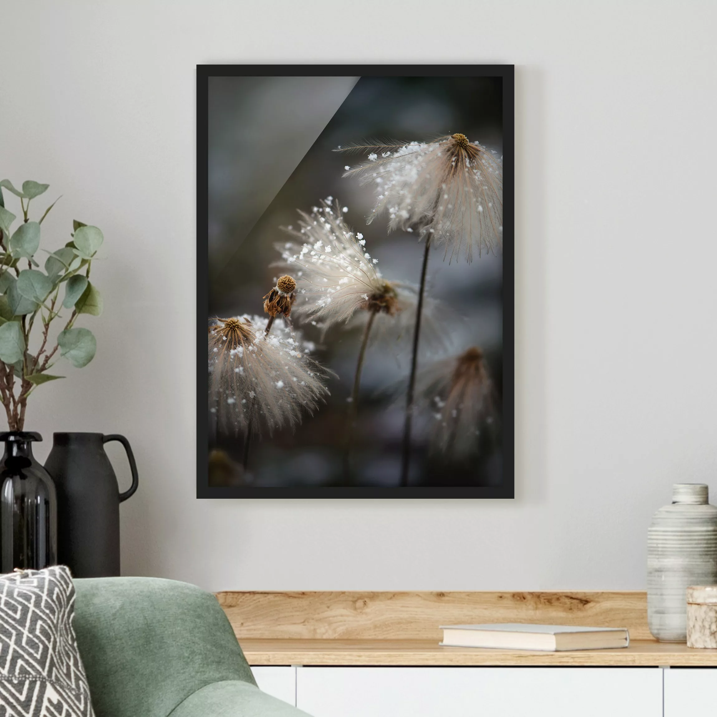 Bild mit Rahmen Blumen - Hochformat Pusteblumen mit Schneeflocken günstig online kaufen
