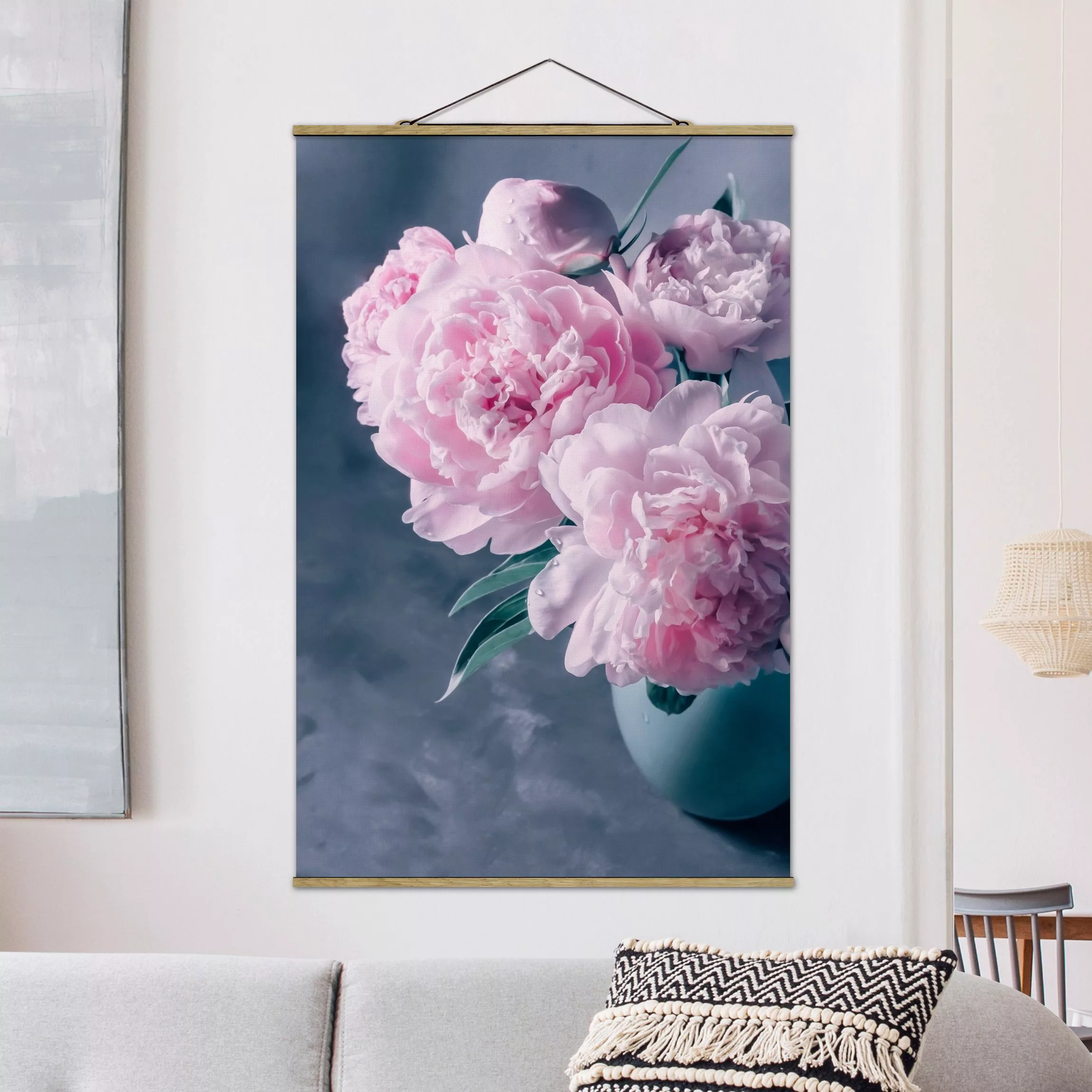 Stoffbild Blumen mit Posterleisten - Hochformat Vase mit Rosa Pfingstrosen günstig online kaufen