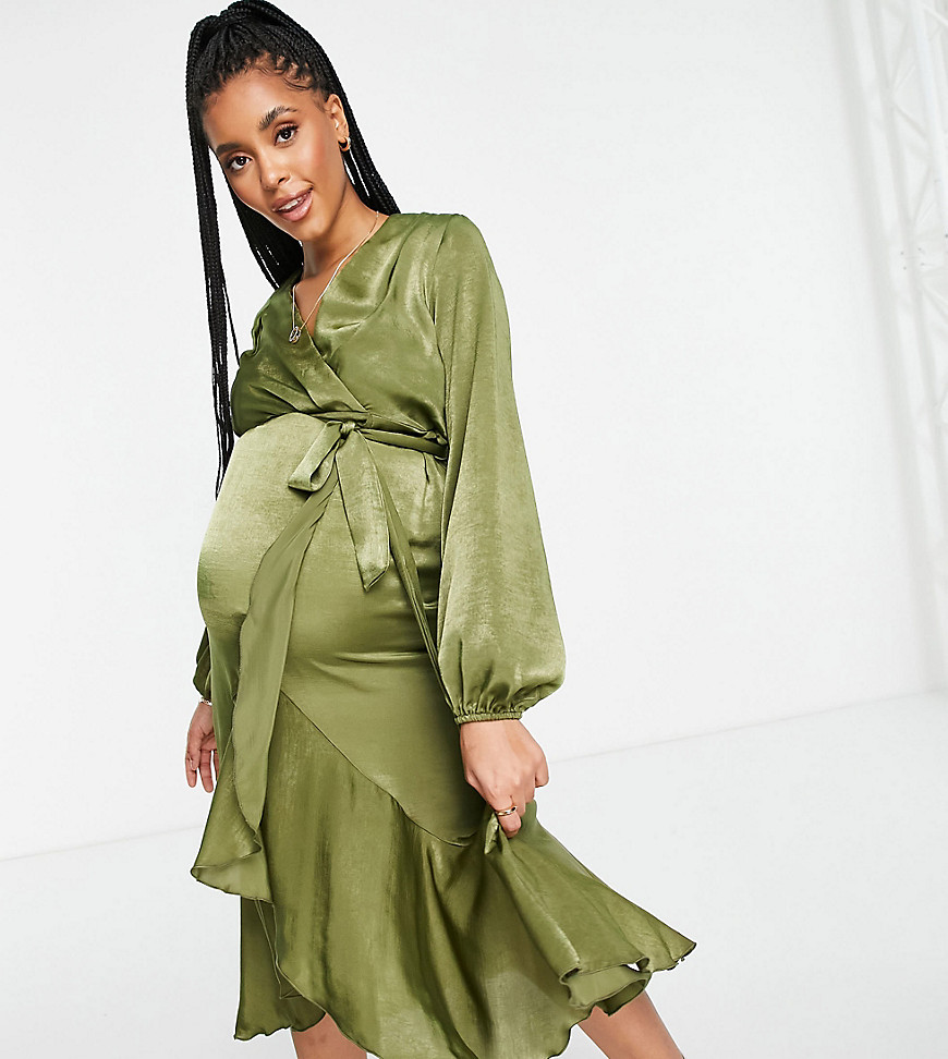 Flounce London Maternity – Midikleid aus Satin mit Wickeldesign vorne in Ol günstig online kaufen