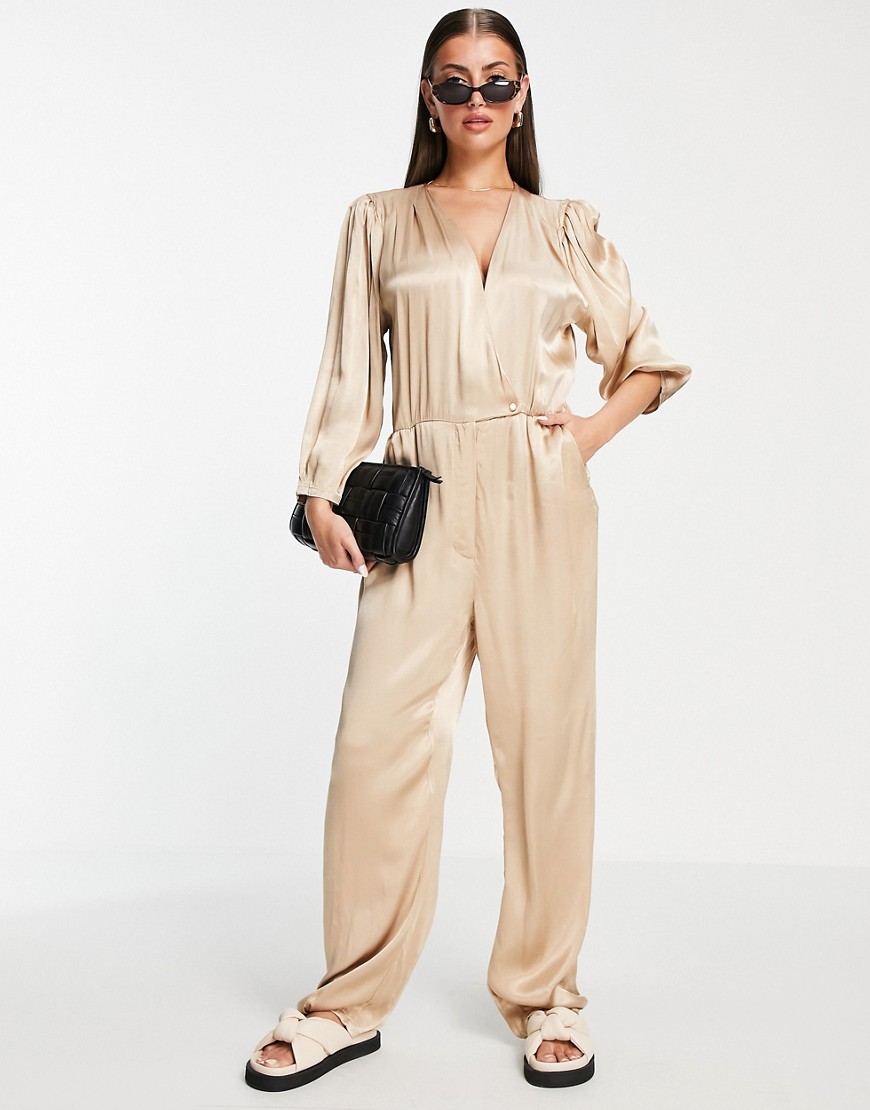 Gestuz – Iry – Anschmiegsamer Jumpsuit mit Wickeldetail in Beige-Neutral günstig online kaufen