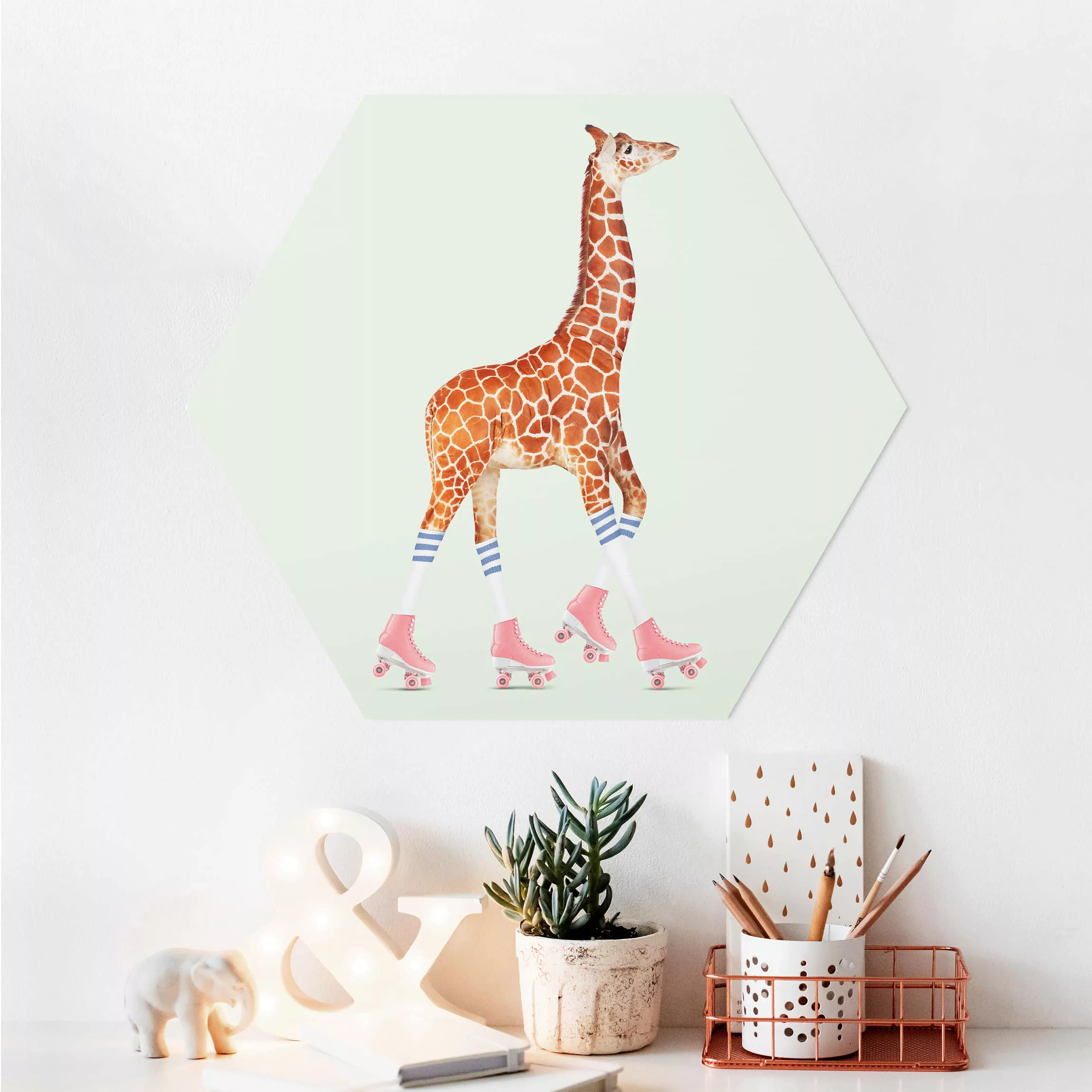 Hexagon-Alu-Dibond Bild Tiere Giraffe mit Rollschuhen günstig online kaufen