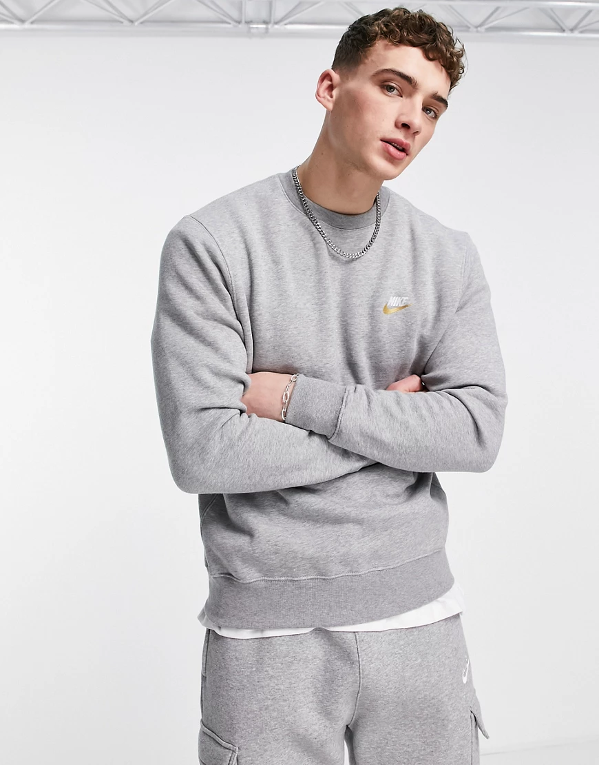 Nike – Club – Sweatshirt in Grau mit Metallic-Logo günstig online kaufen