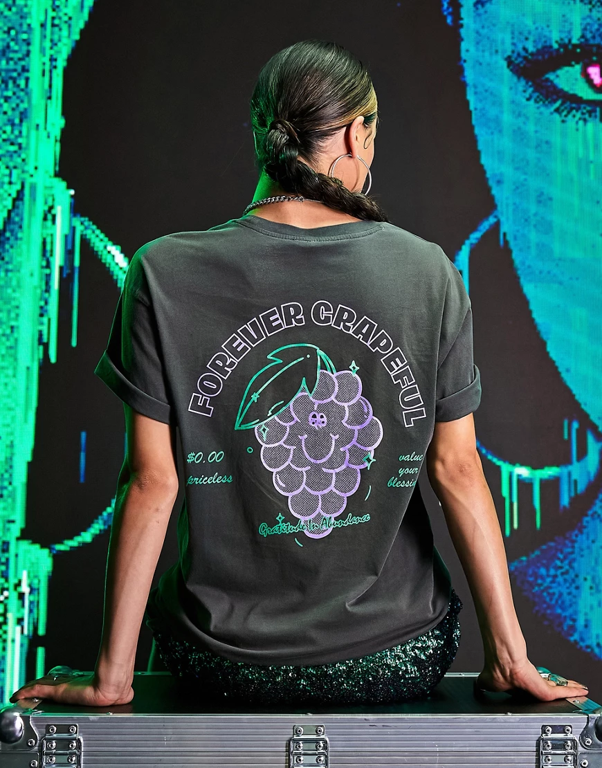 ASOS DESIGN – Oversize-T-Shirt mit „Grapeful“-Grafik in verwaschenem Anthra günstig online kaufen