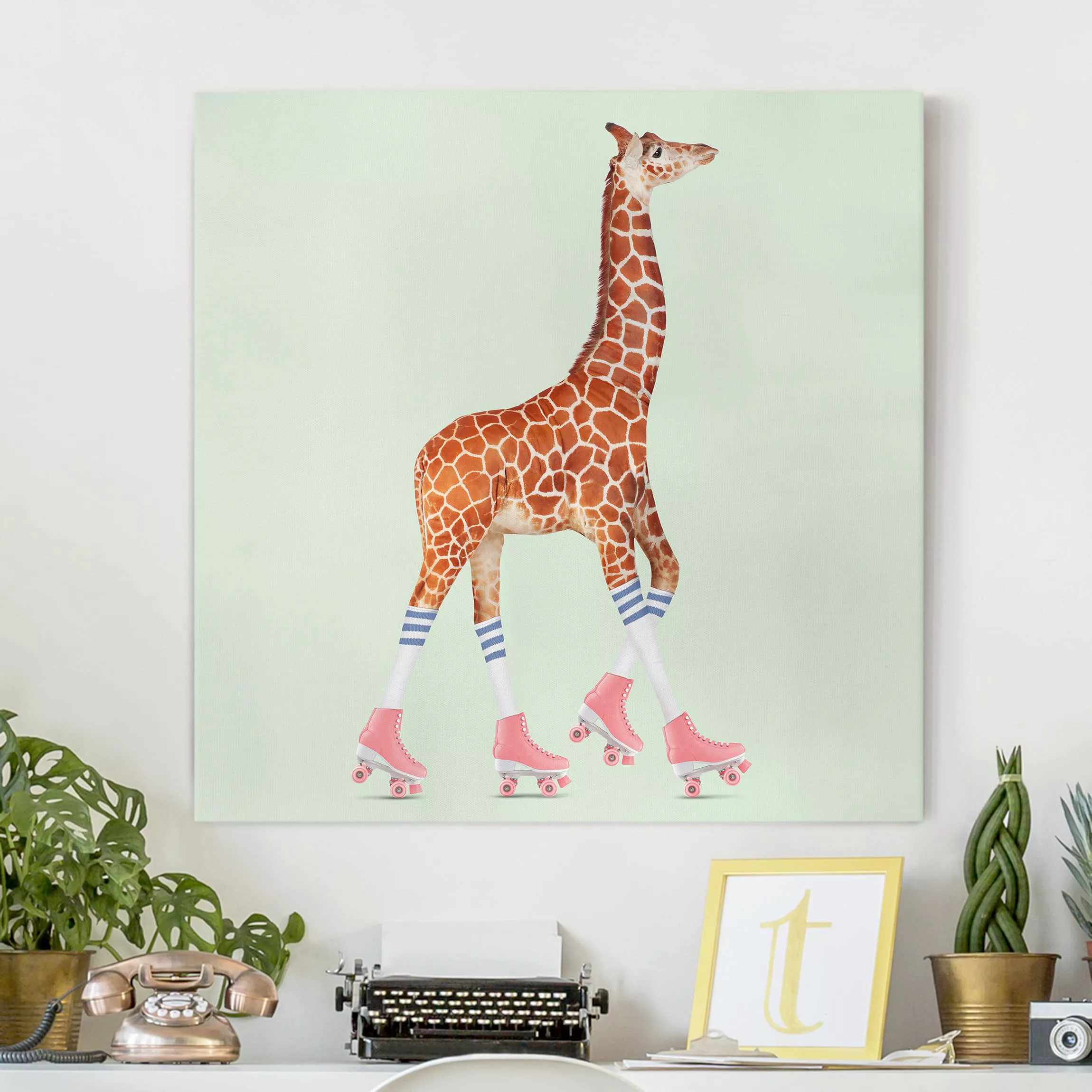 Leinwandbild Kinderzimmer - Quadrat Giraffe mit Rollschuhen günstig online kaufen