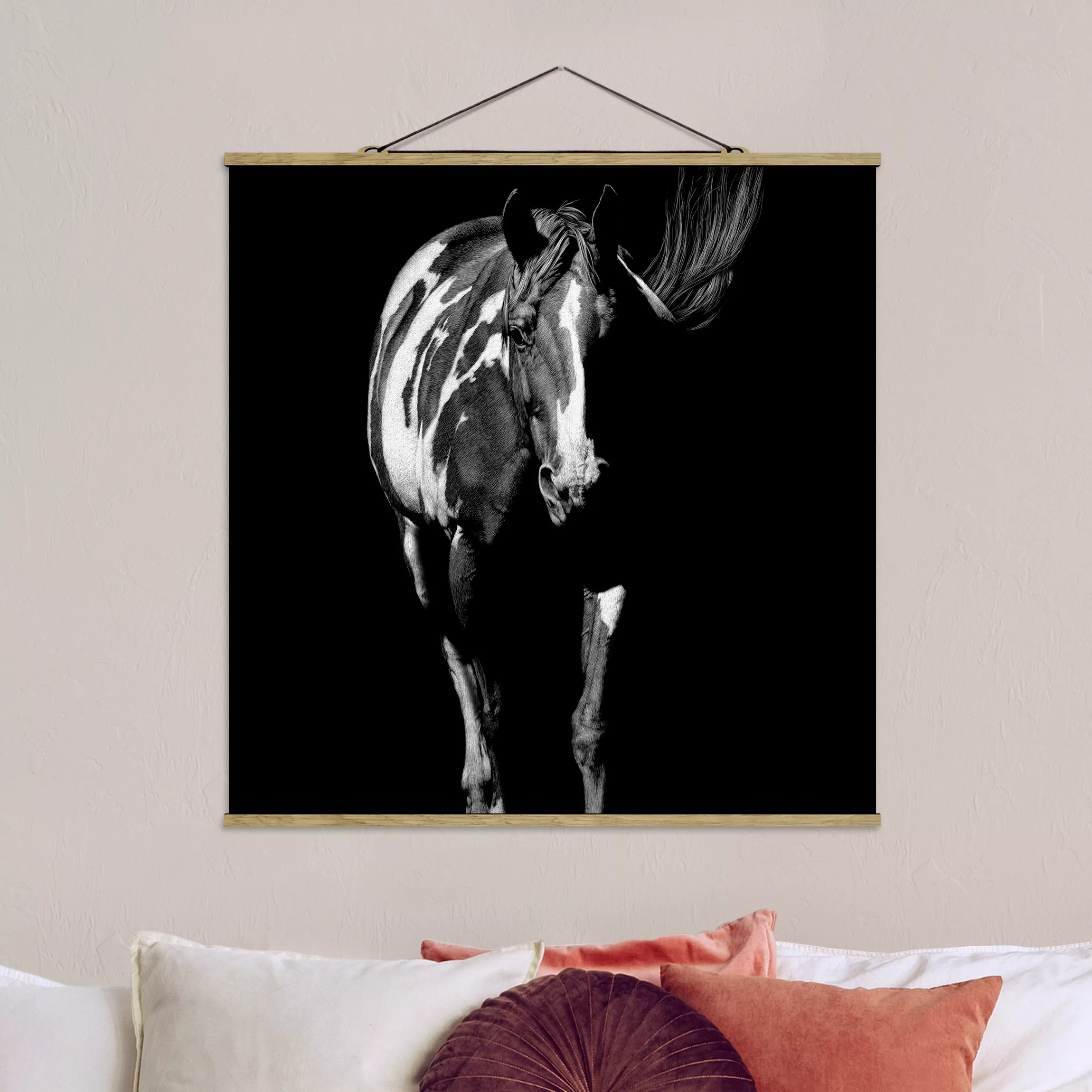 Stoffbild Tiere mit Posterleisten - Quadrat Pferd vor Schwarz günstig online kaufen