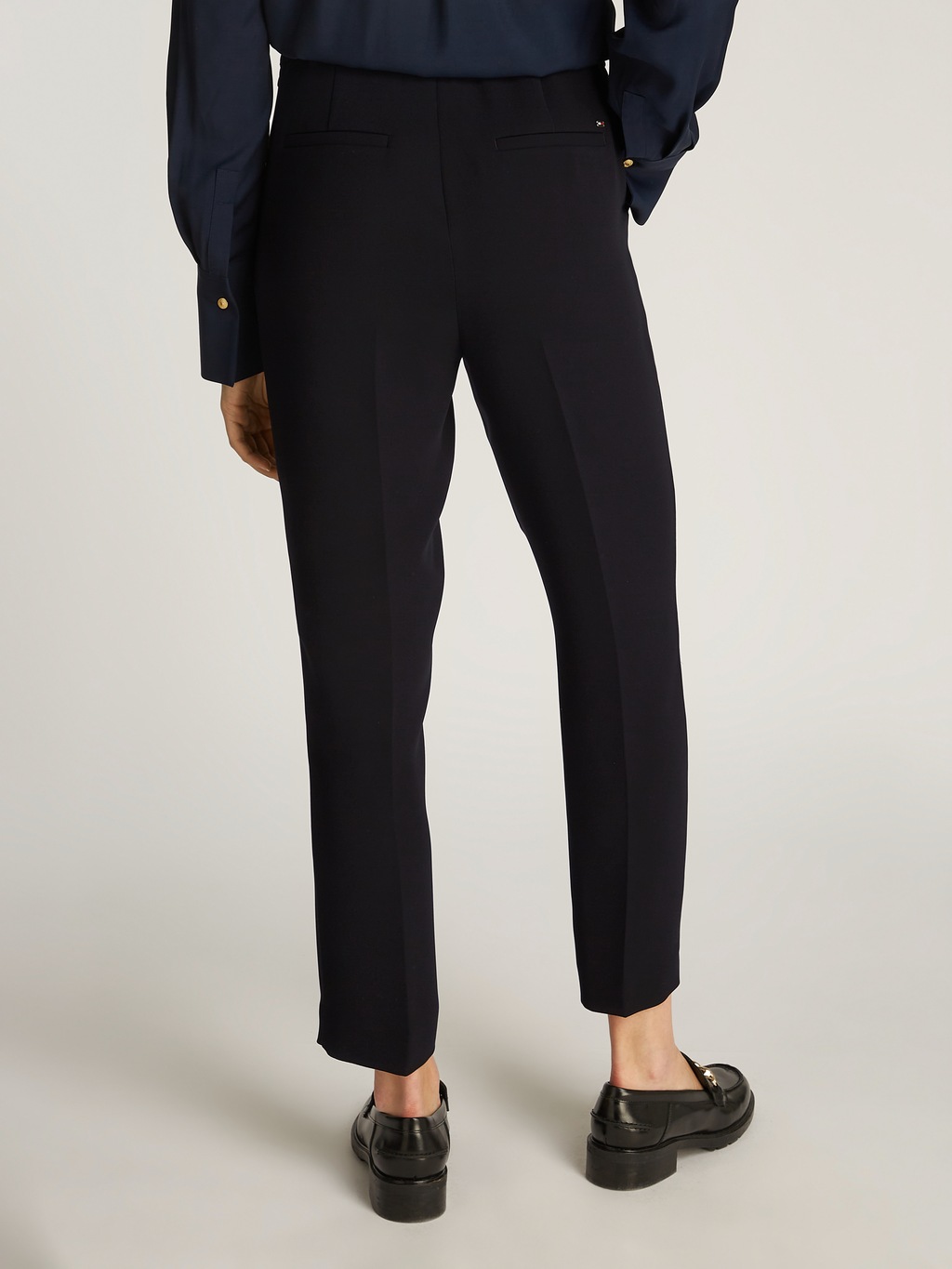 Tommy Hilfiger Webhose "CREPE SLIM PULL ON PANT", mit Metalllabel, Bügelfal günstig online kaufen