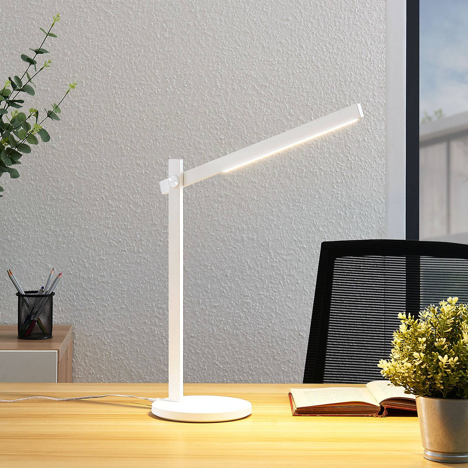 Lindby Loretta LED-Schreibtischlampe, CCT, weiß günstig online kaufen