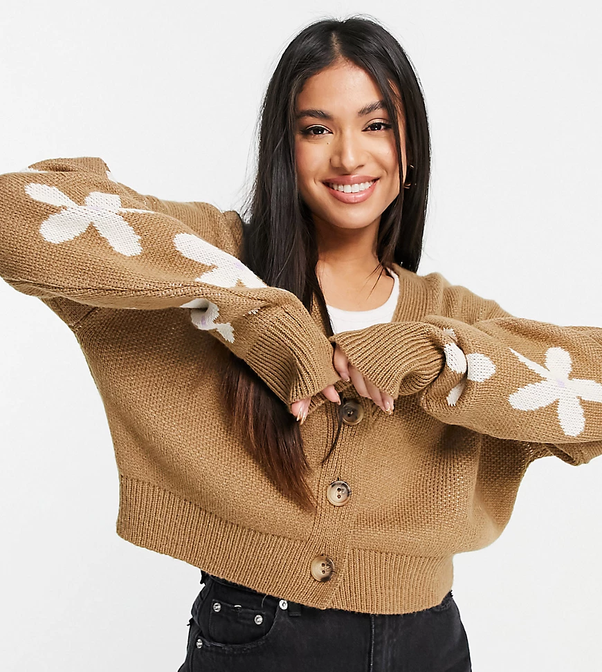 Topshop Petite – Strickjacke in Camel mit Blumenmotiv, V-Ausschnitt und Kno günstig online kaufen