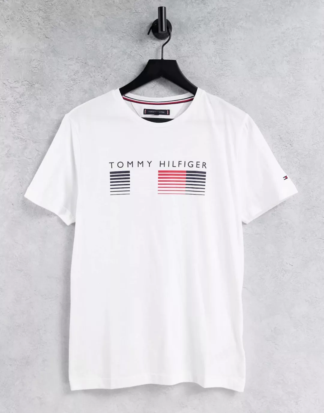 Tommy Hilfiger – Hellgraues T-Shirt mit Logo auf der Brust in ausgeblichene günstig online kaufen