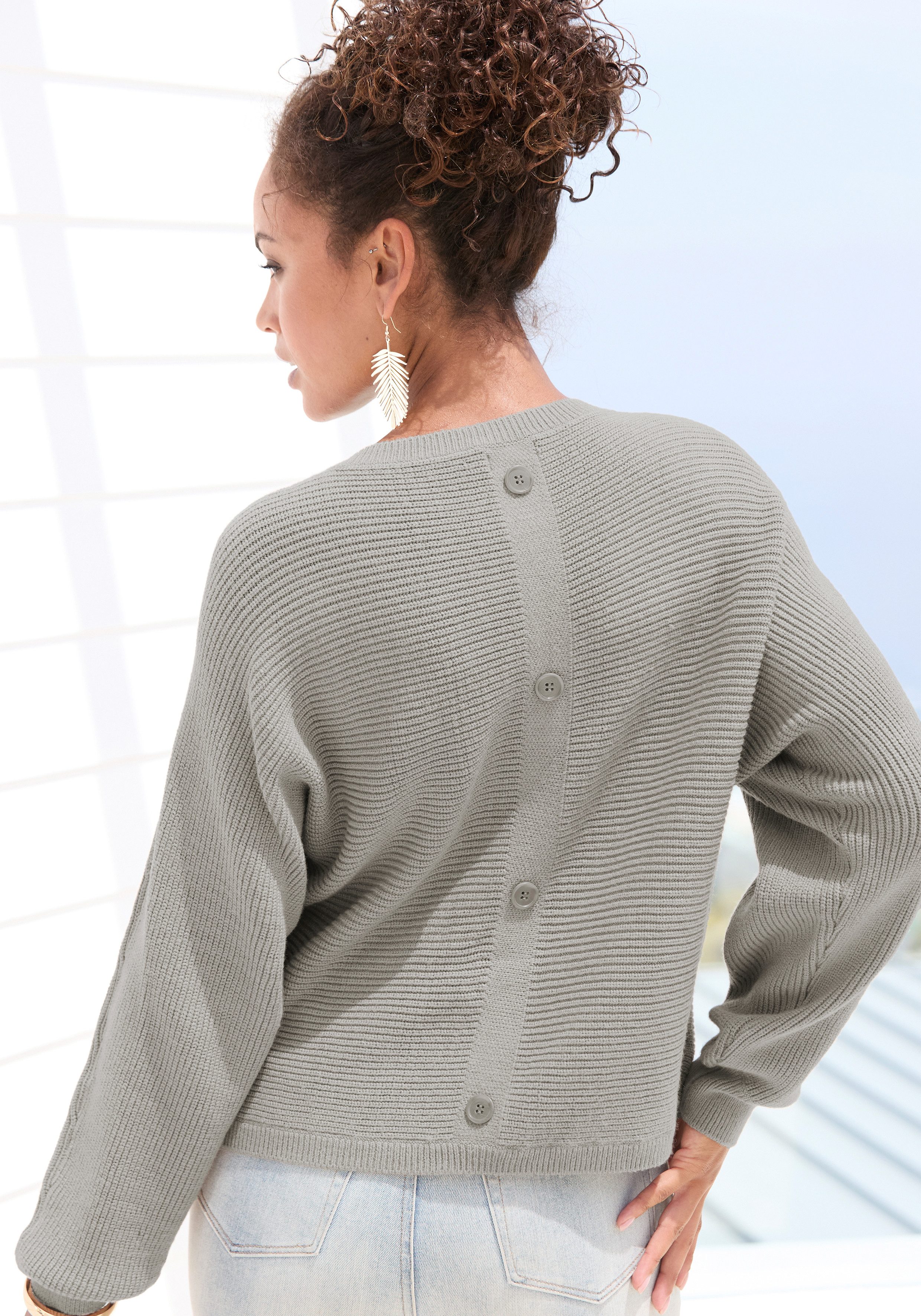 LASCANA Rundhalspullover, mit Zierknöpfen hinten, lockerer Strickpullover günstig online kaufen