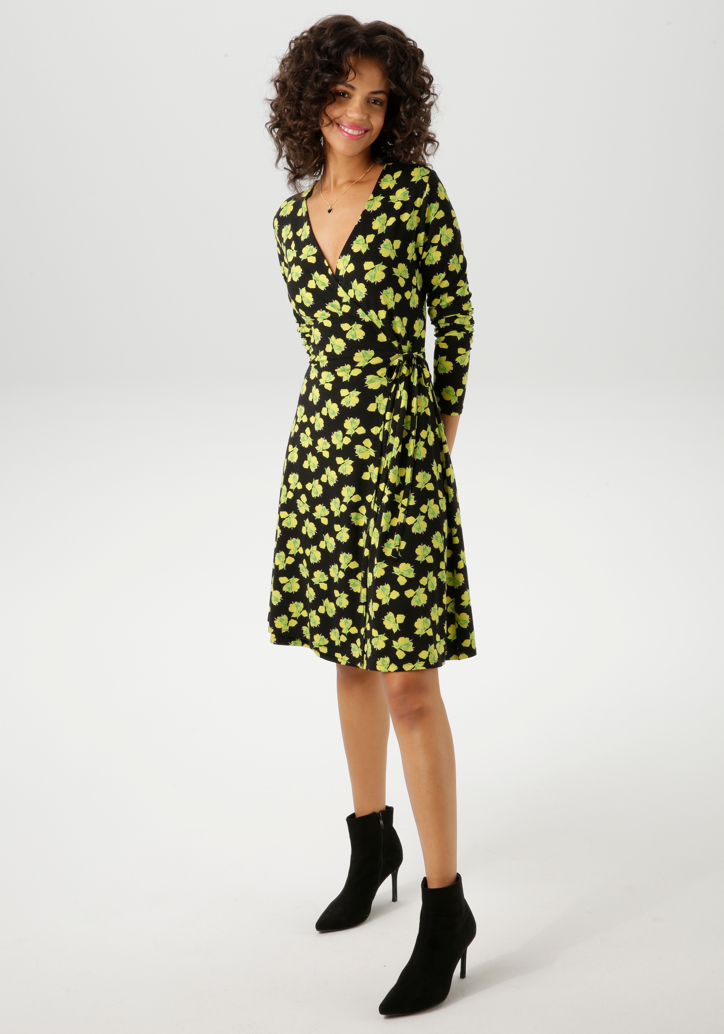 Aniston CASUAL Wickelkleid, mit kunstvollen Blüten bedruckt günstig online kaufen