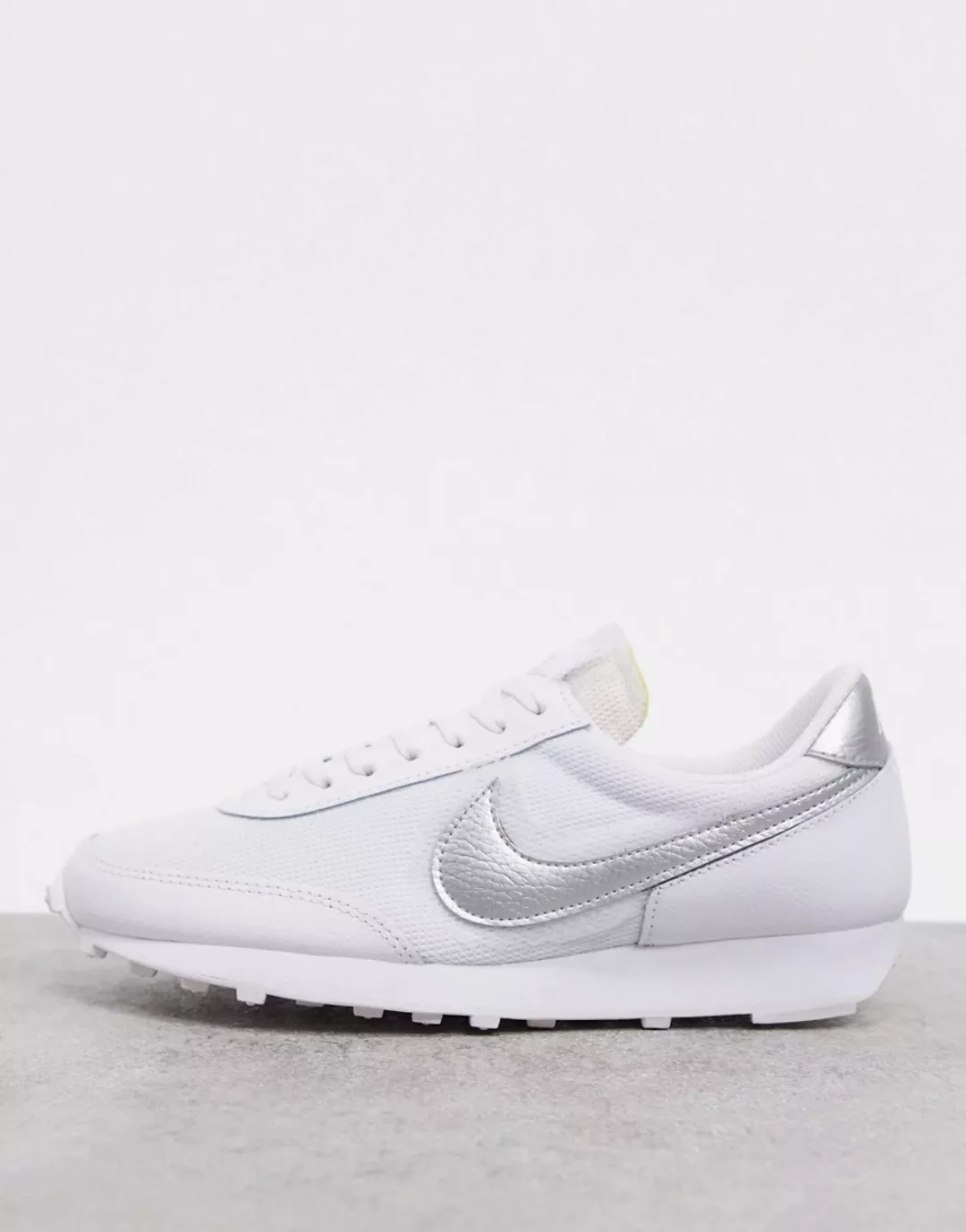 Nike – Daybreak – Sneaker in Weiß und Silber günstig online kaufen