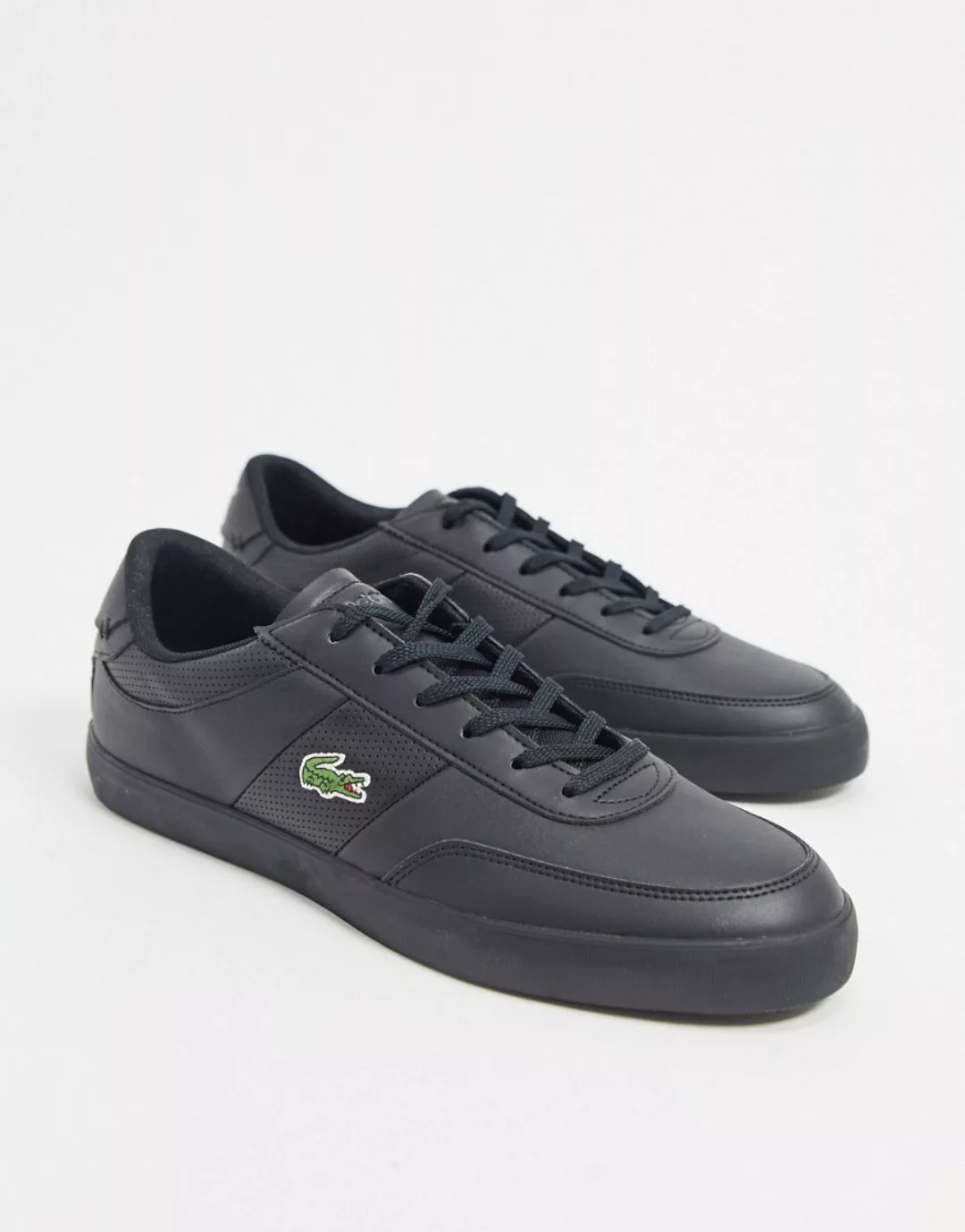 Lacoste – Court Master – Schwarze Sneaker mit perforierten Streifen günstig online kaufen