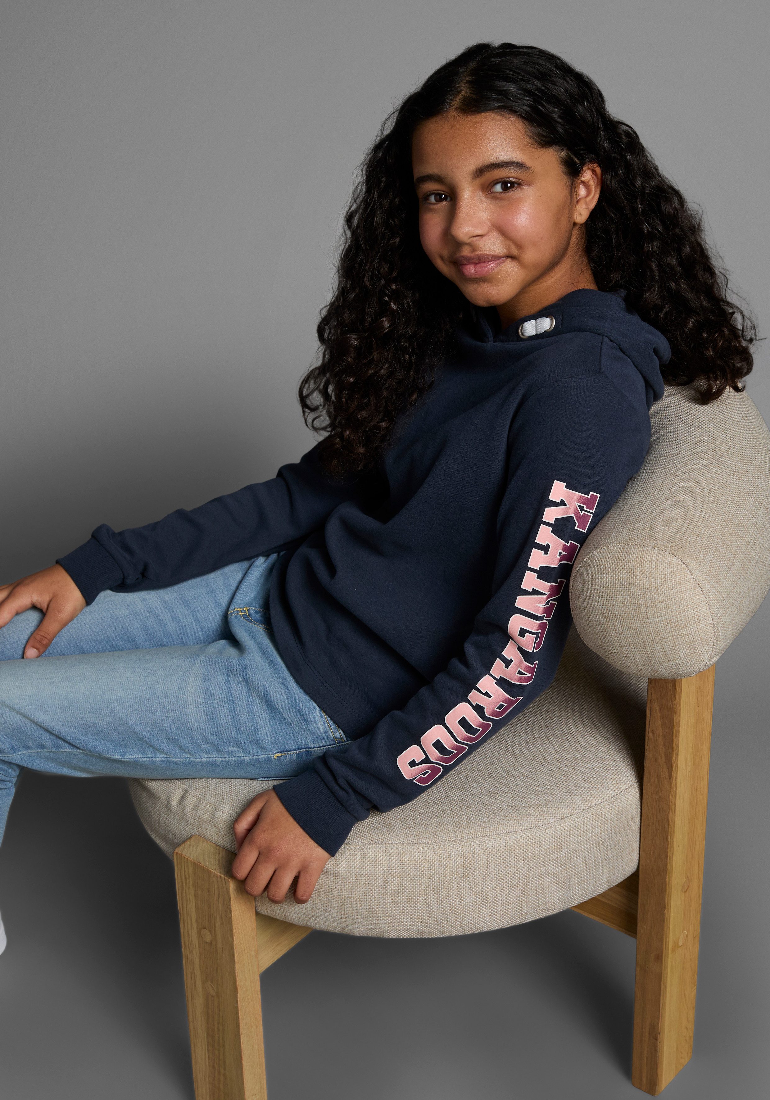 KangaROOS Langarmshirt Kangaroos Kapuzenshirt mit Ärmeldruck günstig online kaufen