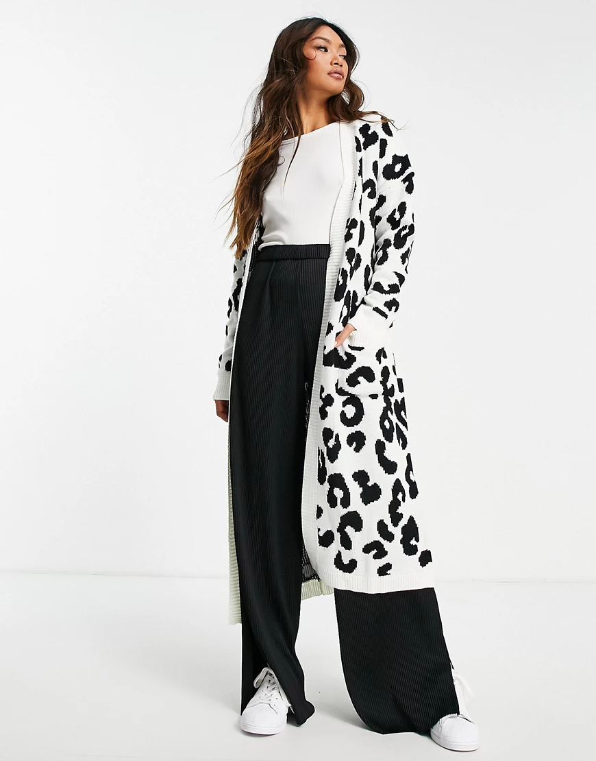 Liquorish – Maxi-Strickjacke in monochromem Leopardenmuster mit Taschen-Bun günstig online kaufen