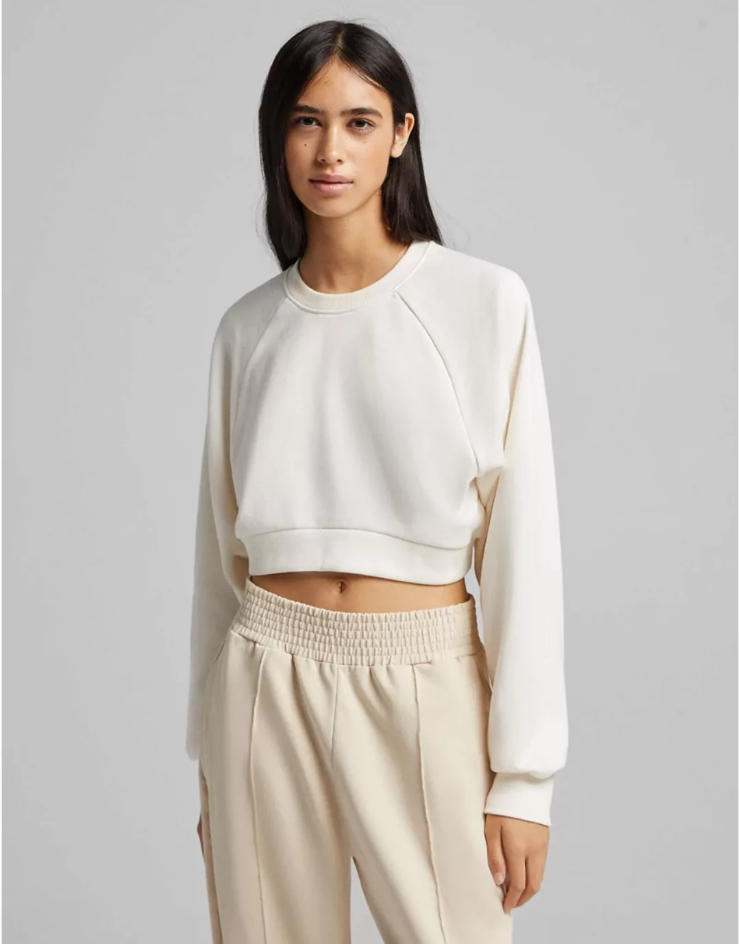 Bershka – Sweatshirt mit kurzem Schnitt in Weiß günstig online kaufen