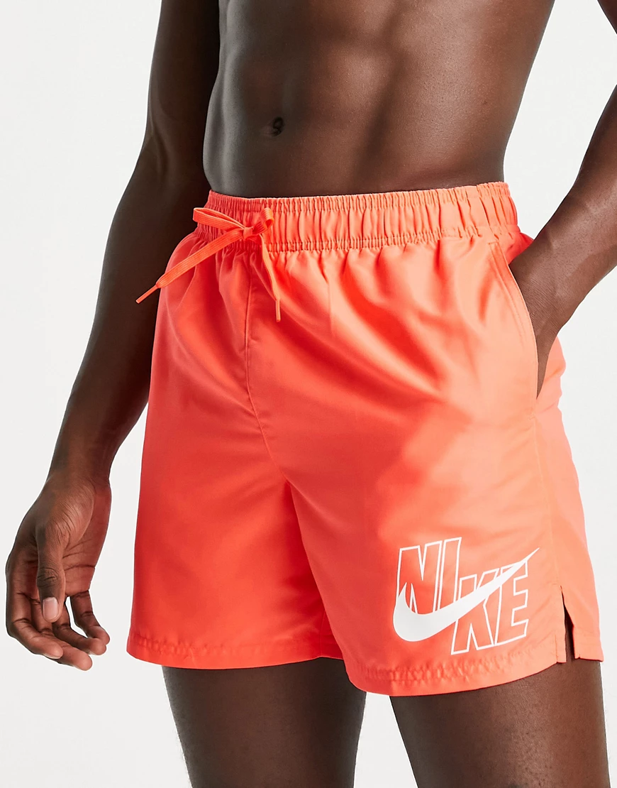 Nike Swimming – Badeshorts mit großem Logo in Rot günstig online kaufen