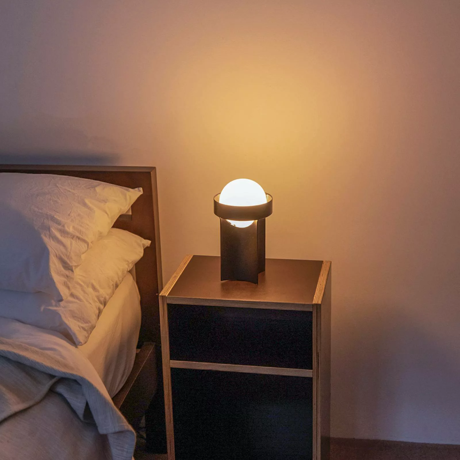 Tala Tischleuchte Loop small, Alu, LED-Globe III, dunkelgrau günstig online kaufen