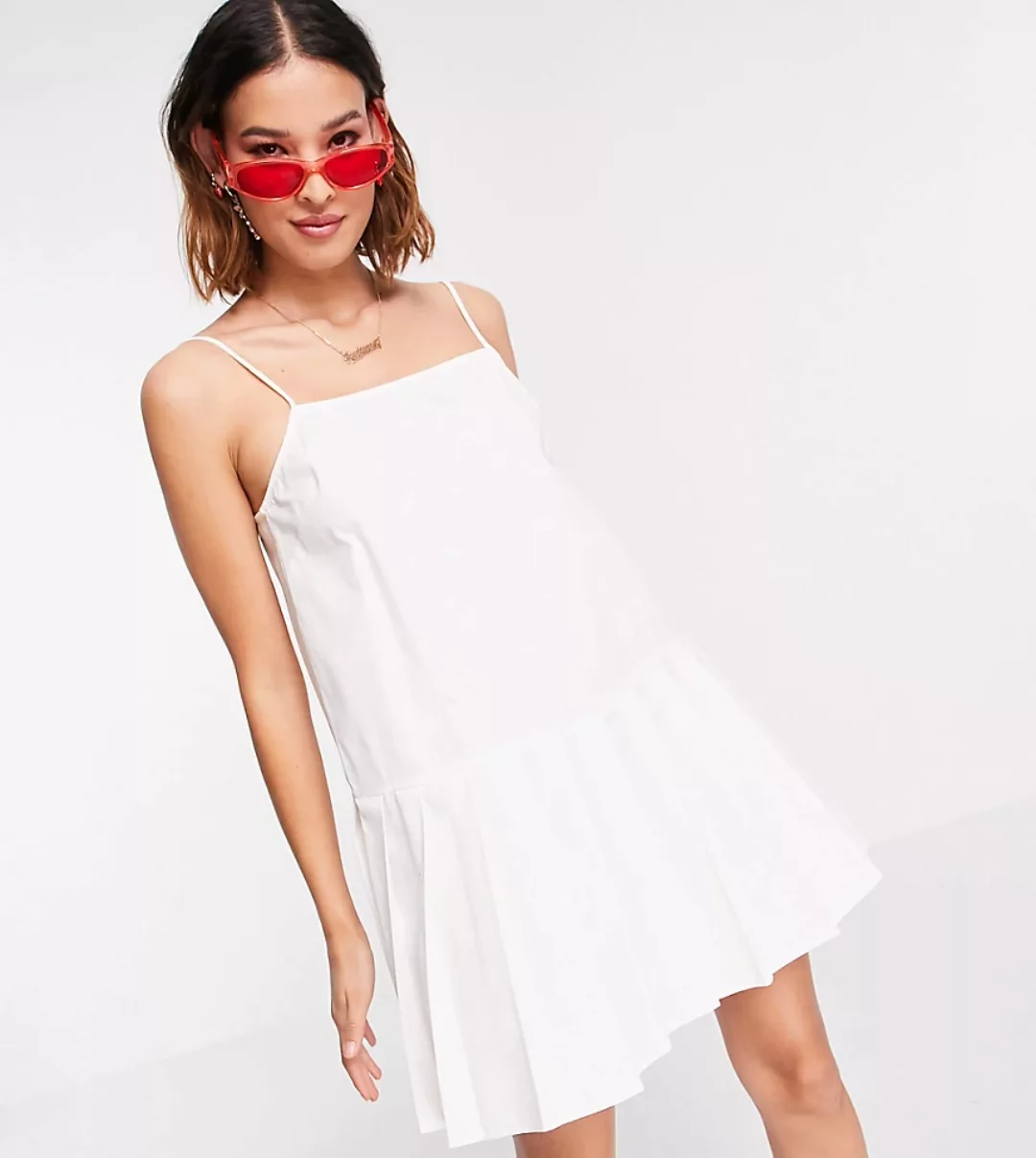 COLLUSION – Tennis-Miniträgerkleid in Weiß mit Faltenrock günstig online kaufen