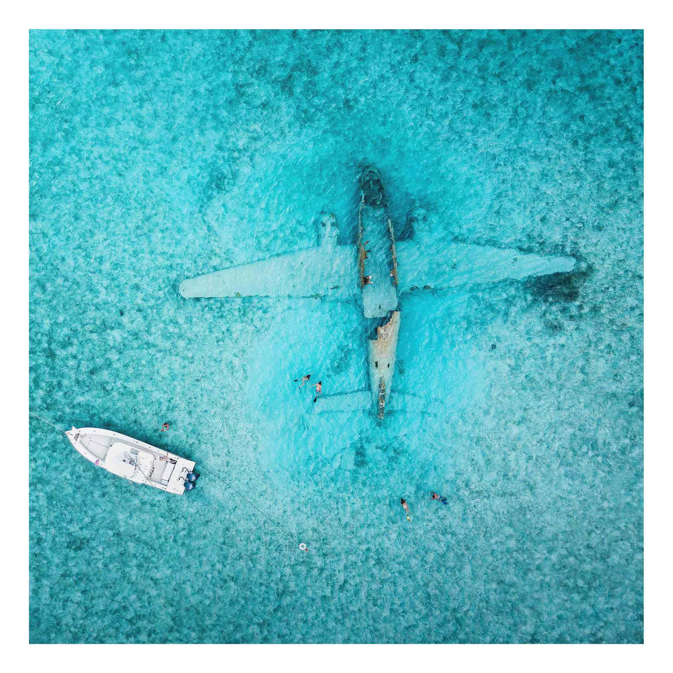 Alu-Dibond Bild Top View Flugzeugwrack im Meer günstig online kaufen