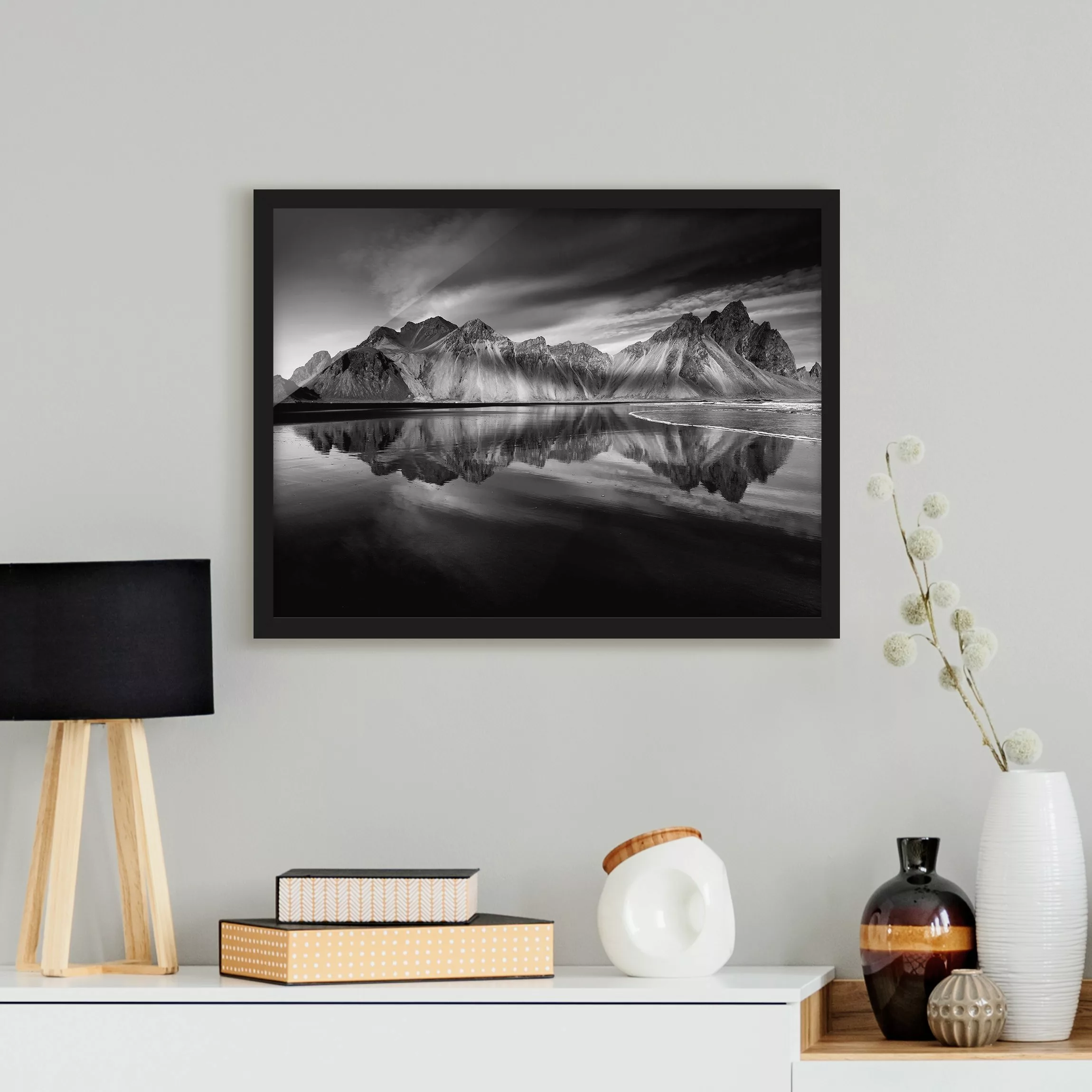 Bild mit Rahmen Schwarz-Weiß - Querformat Vesturhorn in Island günstig online kaufen