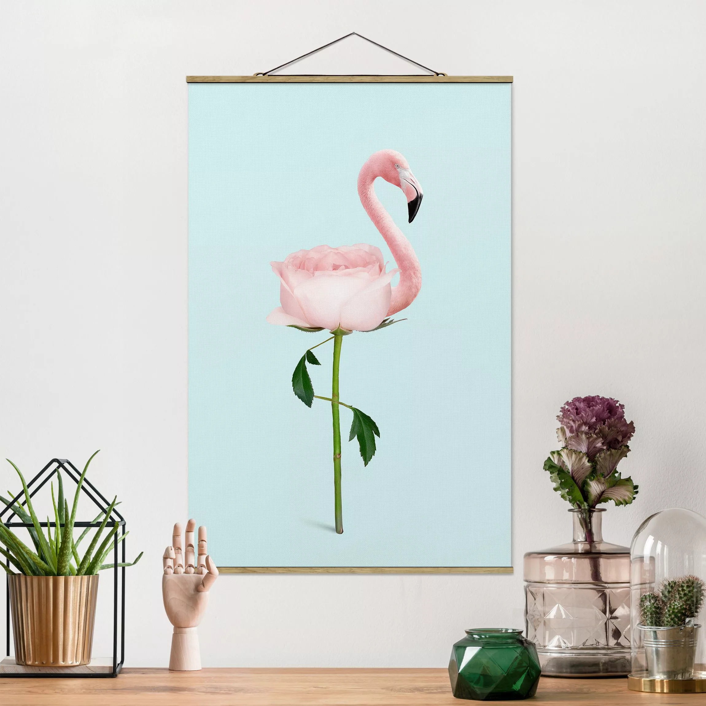 Stoffbild Blumen mit Posterleisten - Hochformat Flamingo mit Rose günstig online kaufen