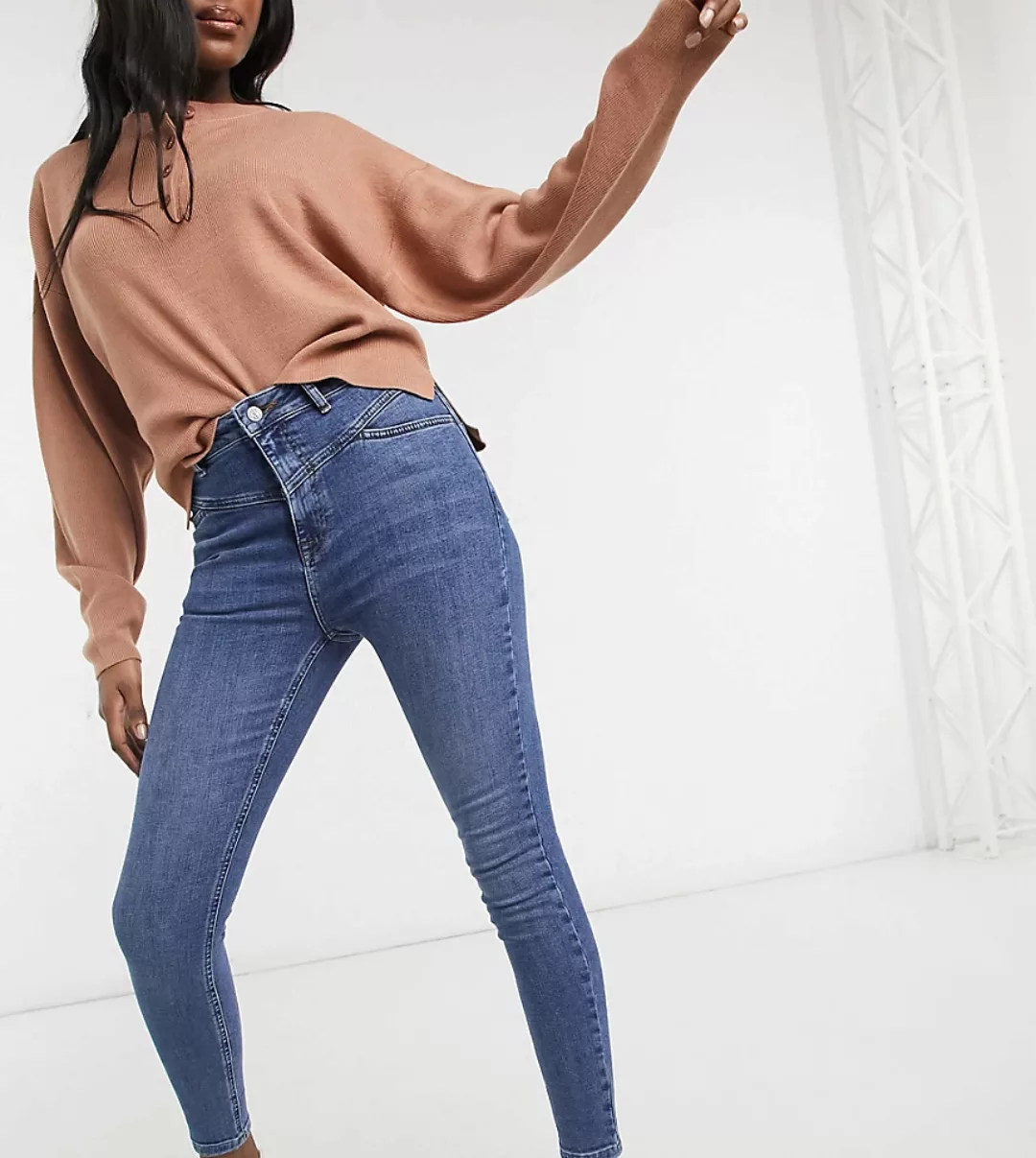 Reclaimed Vintage – Inspired – Eng geschnittene Jeans in mittelblauer Wasch günstig online kaufen