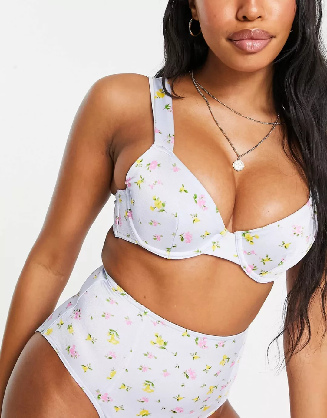 ASOS DESIGN – Größere Brust – Bügel-Bikinioberteil mit Gartenblumenmuster-M günstig online kaufen