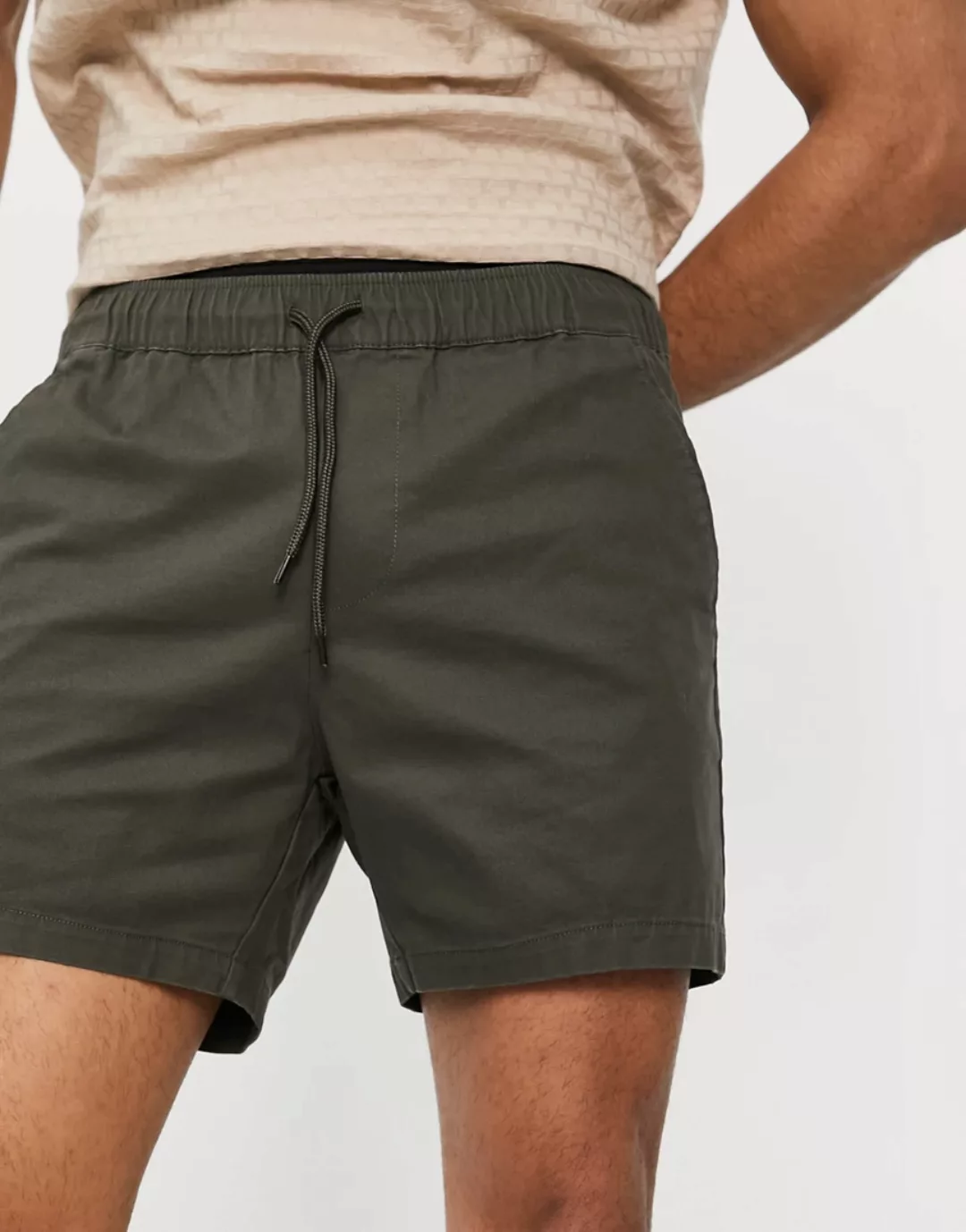 ASOS DESIGN – Enge Chino-Shorts in Khaki mit elastischem Bund-Grün günstig online kaufen