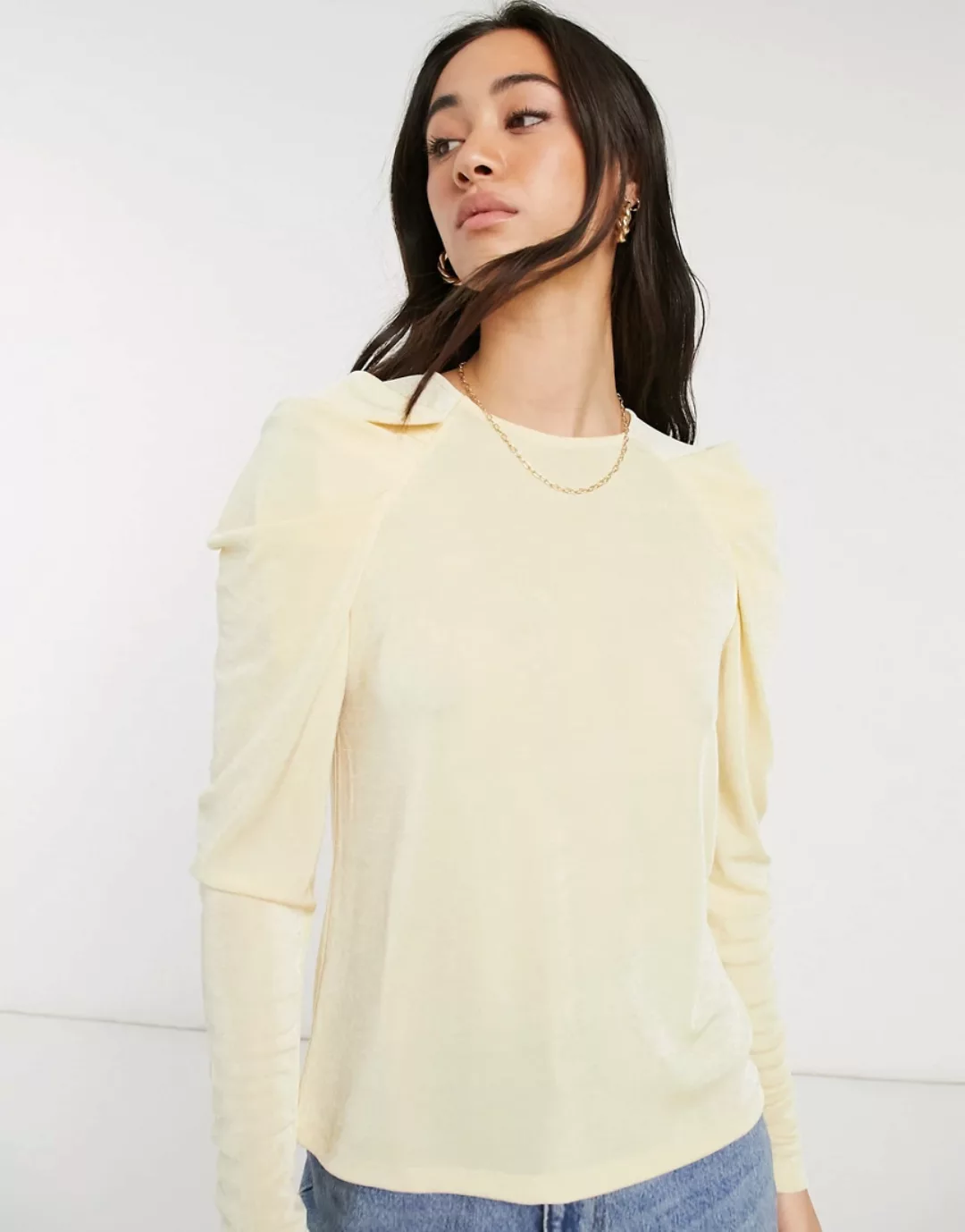 Vero Moda – Anschmiegsames Oberteil in Creme mit breiten Bündchen-Weiß günstig online kaufen