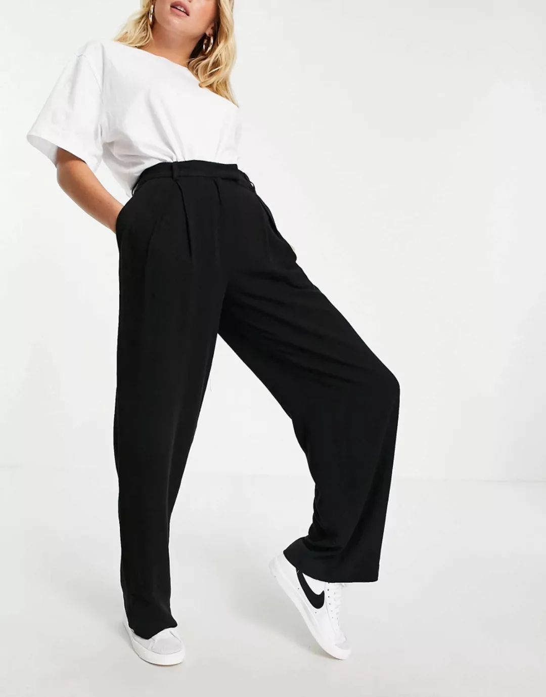 Weekday – Lilah – Figurbetonte Hose in Schwarz günstig online kaufen