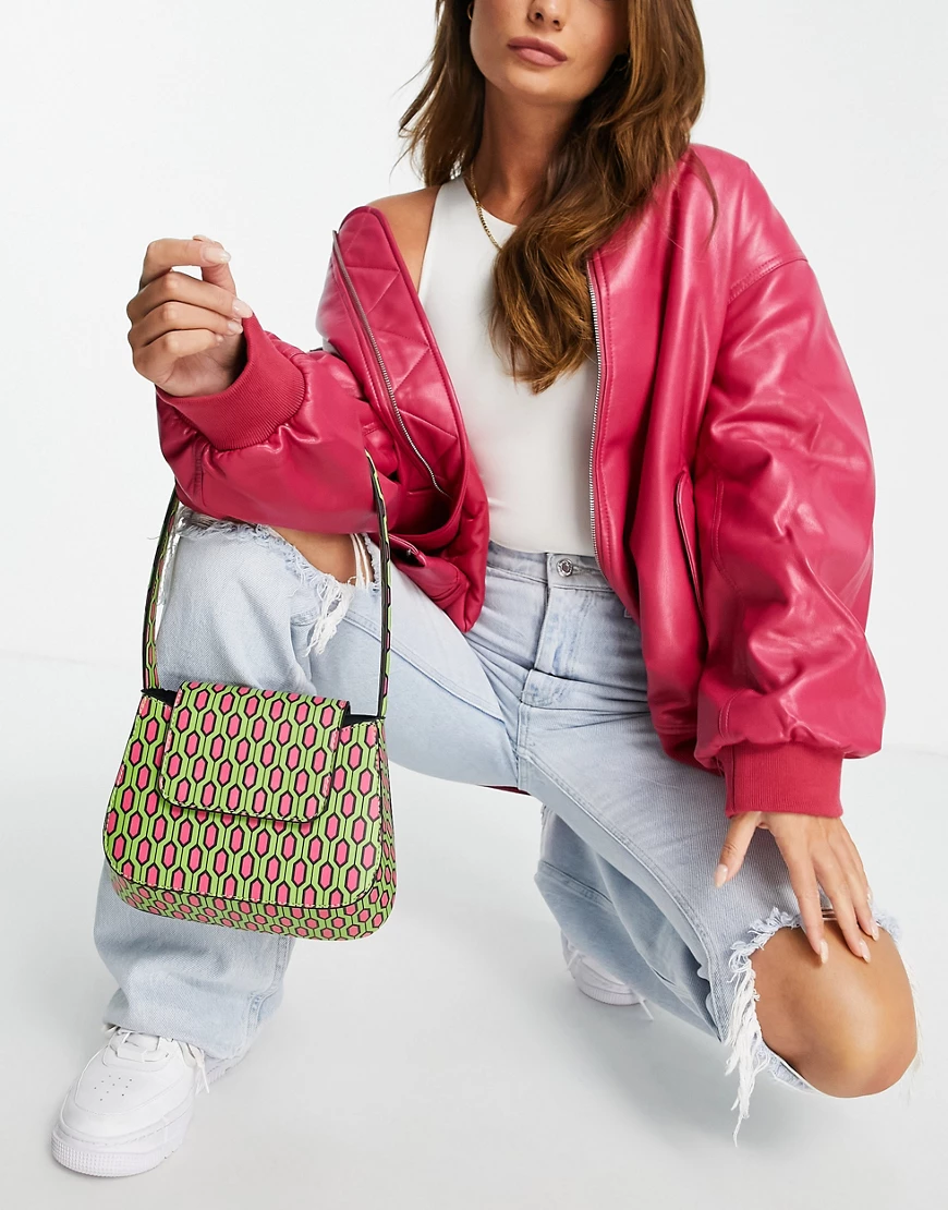 ASOS DESIGN – Abgerundete Schultertasche mit geometrischem Muster und Umsch günstig online kaufen