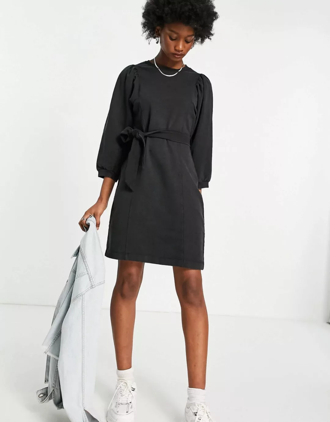 Pieces – Pulloverkleid mit Puffärmeln in verwaschenem Schwarz günstig online kaufen