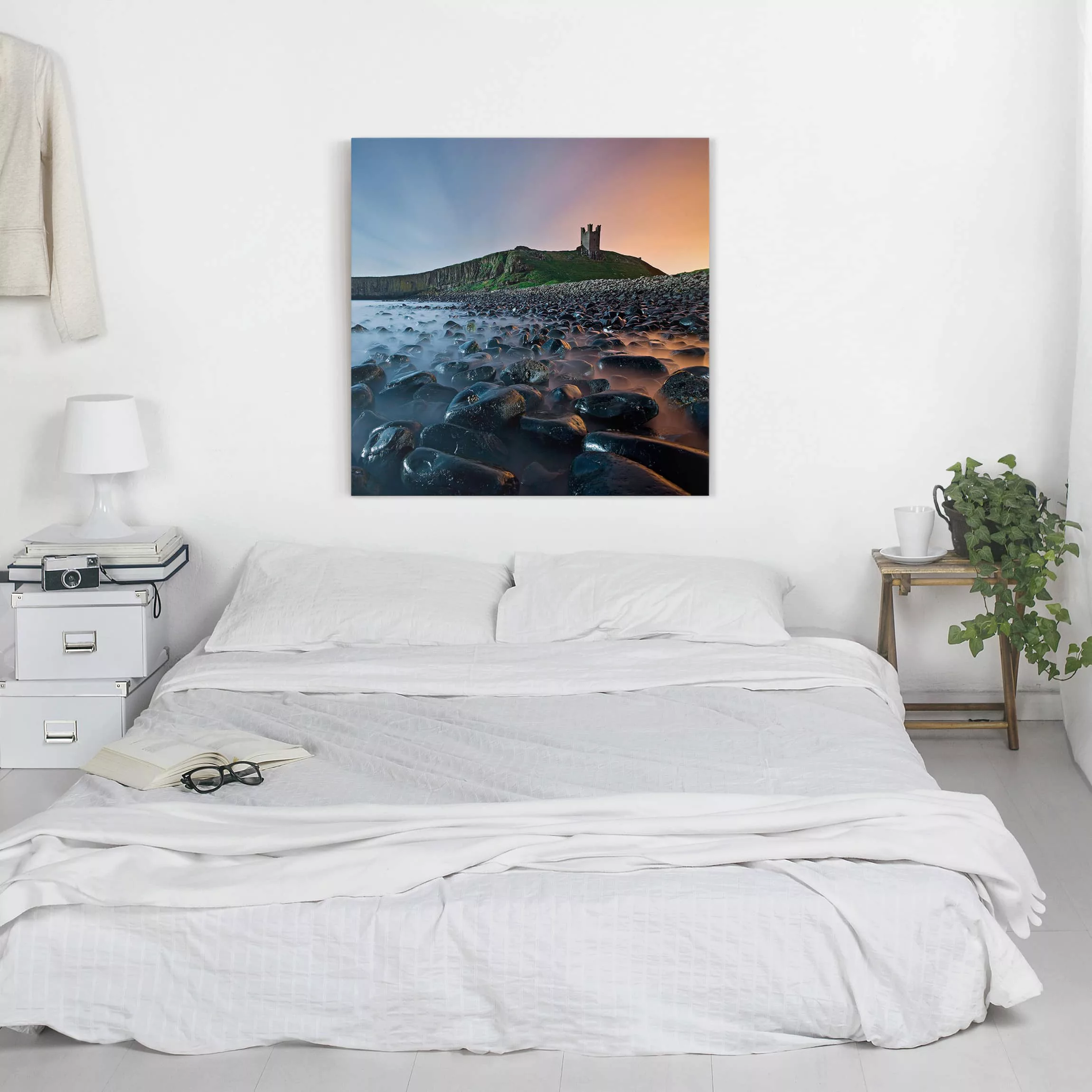 Leinwandbild - Quadrat Sonnenaufgang mit Nebel bei Dunstanburgh Castle günstig online kaufen