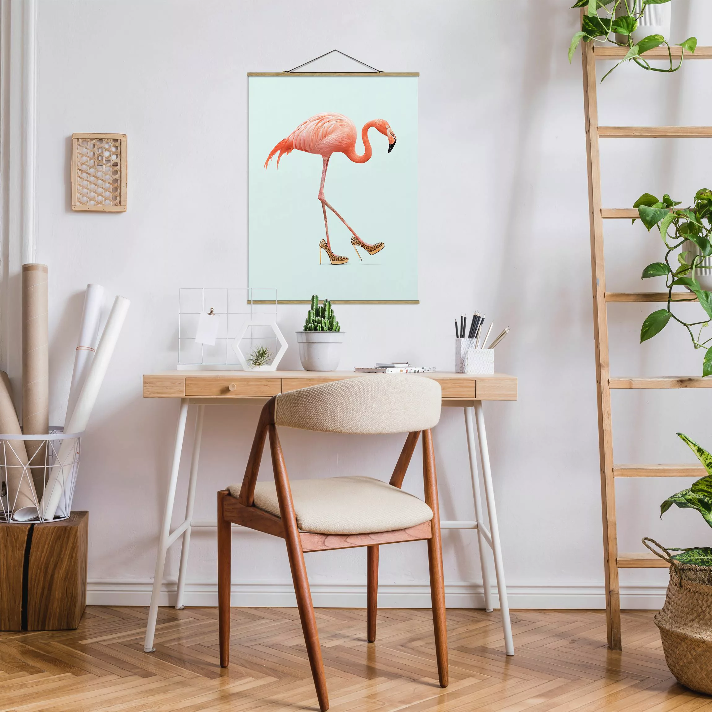 Stoffbild Tiere mit Posterleisten - Hochformat Flamingo mit High Heels günstig online kaufen