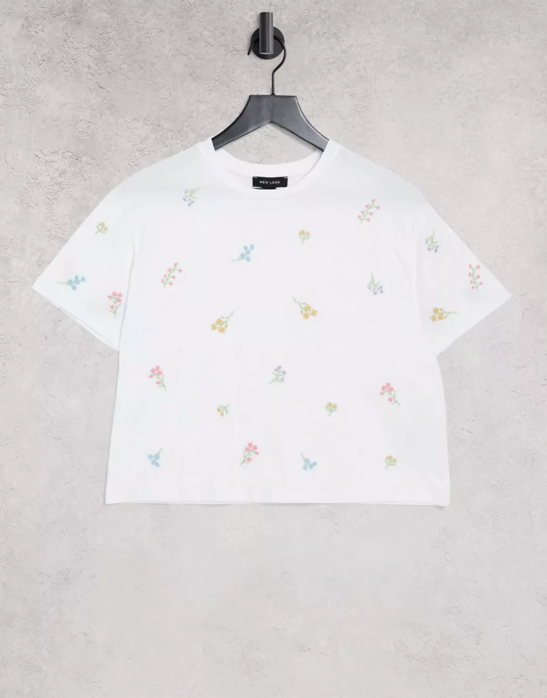 New Look – Kastenförmiges T-Shirt in Weiß mit Blumenstickerei günstig online kaufen