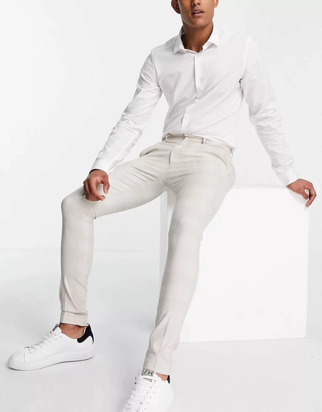 ASOS DESIGN – Karierte, elegante Hose mit hautengem Schnitt-Weiß günstig online kaufen